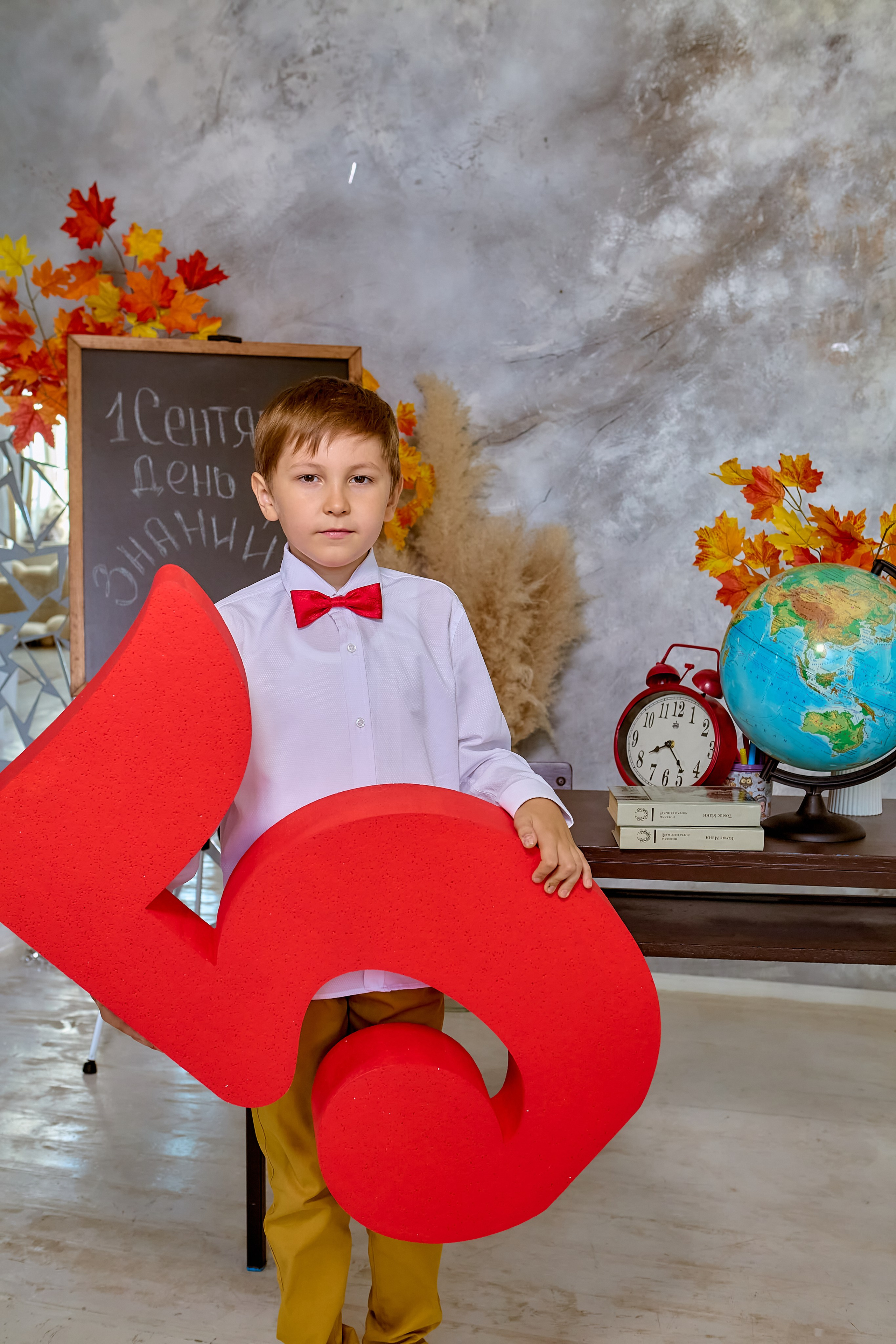 Портрет в День Знаний. Ученик с цифрой пять в руках. 