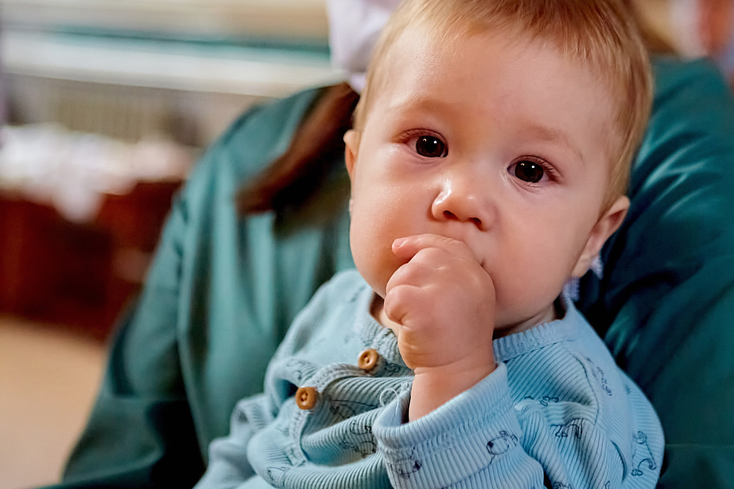 На руках у мамы на таинстве крещения в пос. Желнино Дзержинского городского округа