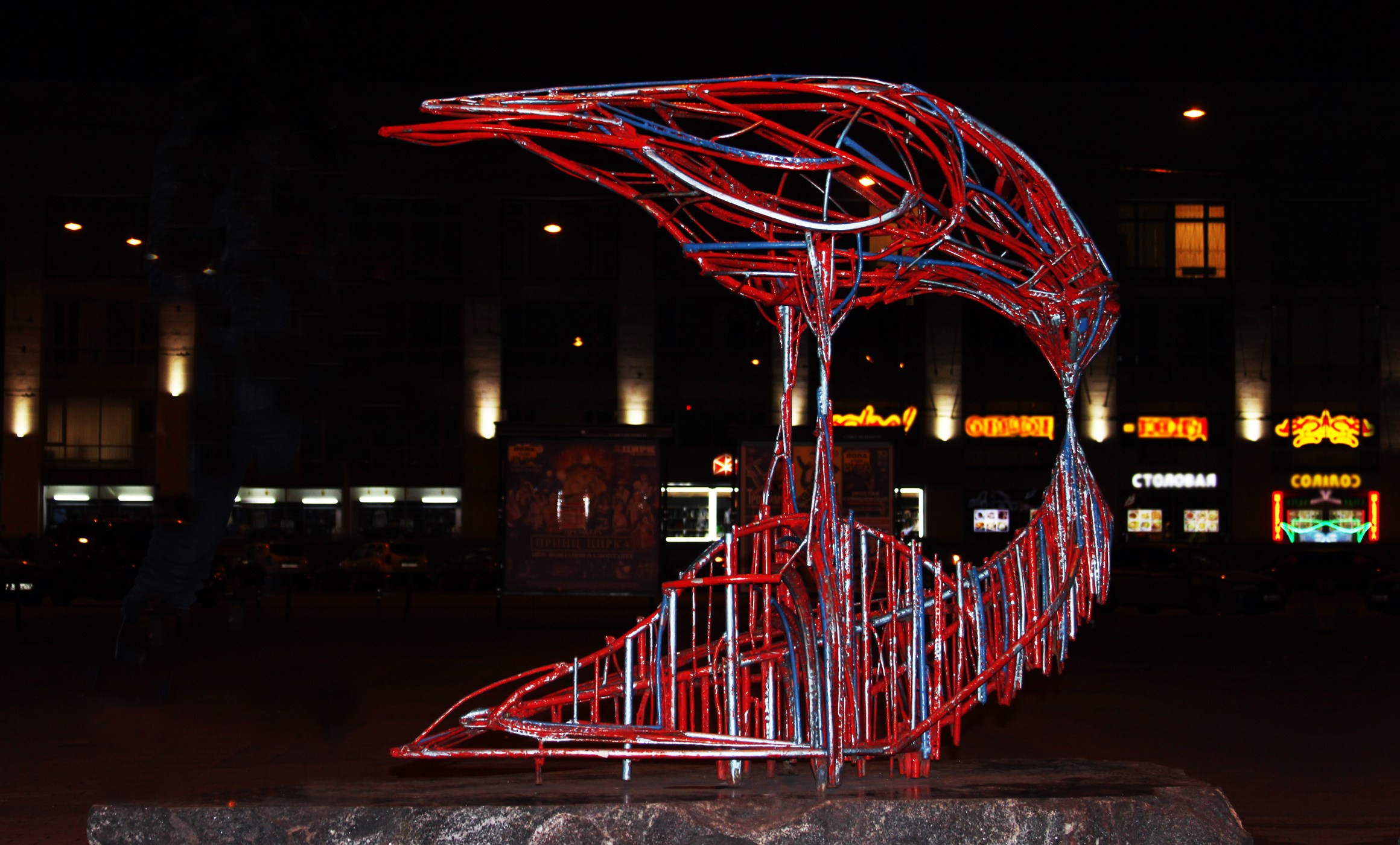 Поцелуй / Спб / Финский переулок/2013. Художник — скульптор Антонина Фатхуллина