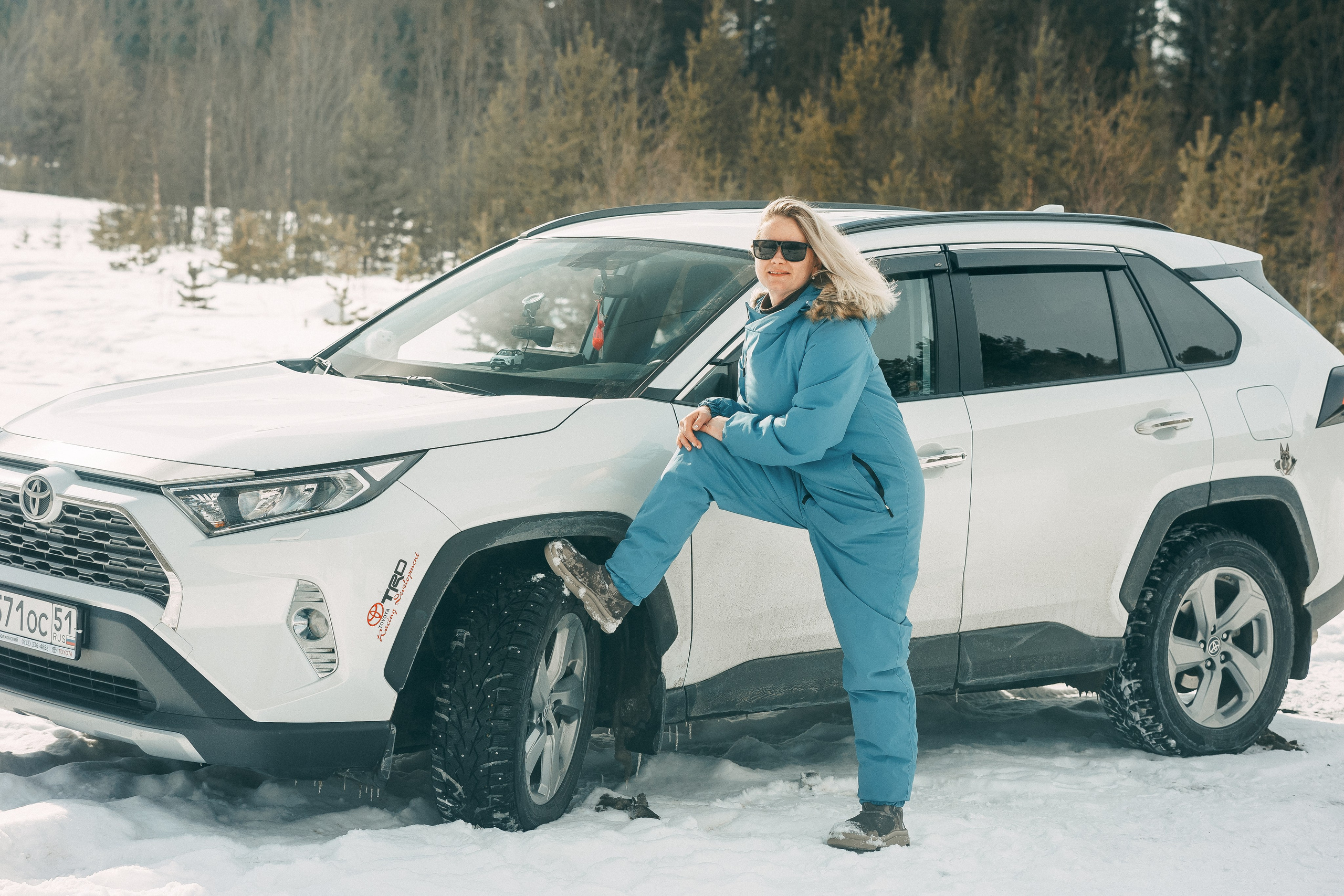 Зимняя фотосессия Анастасия и Евгений и их пёс по кличкеГранд. Артём Печерин фотограф в Оленегорске