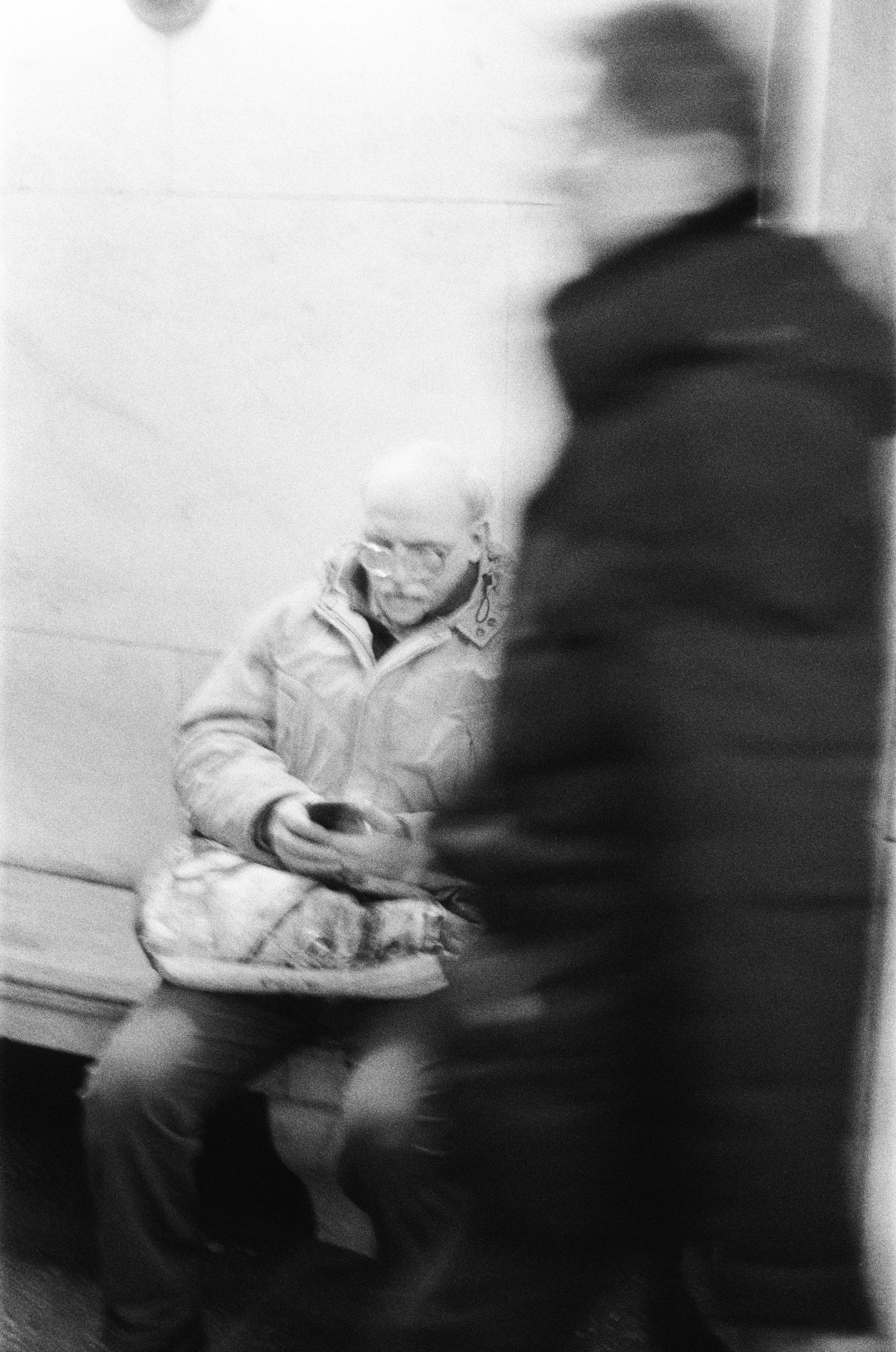 Фотосерия «Час пик»: динамика городской суеты в моменты транспортного и человеческого потока, игра света, тени и контраста в хронике городского движения. Фотограф: Ожерельев Лев