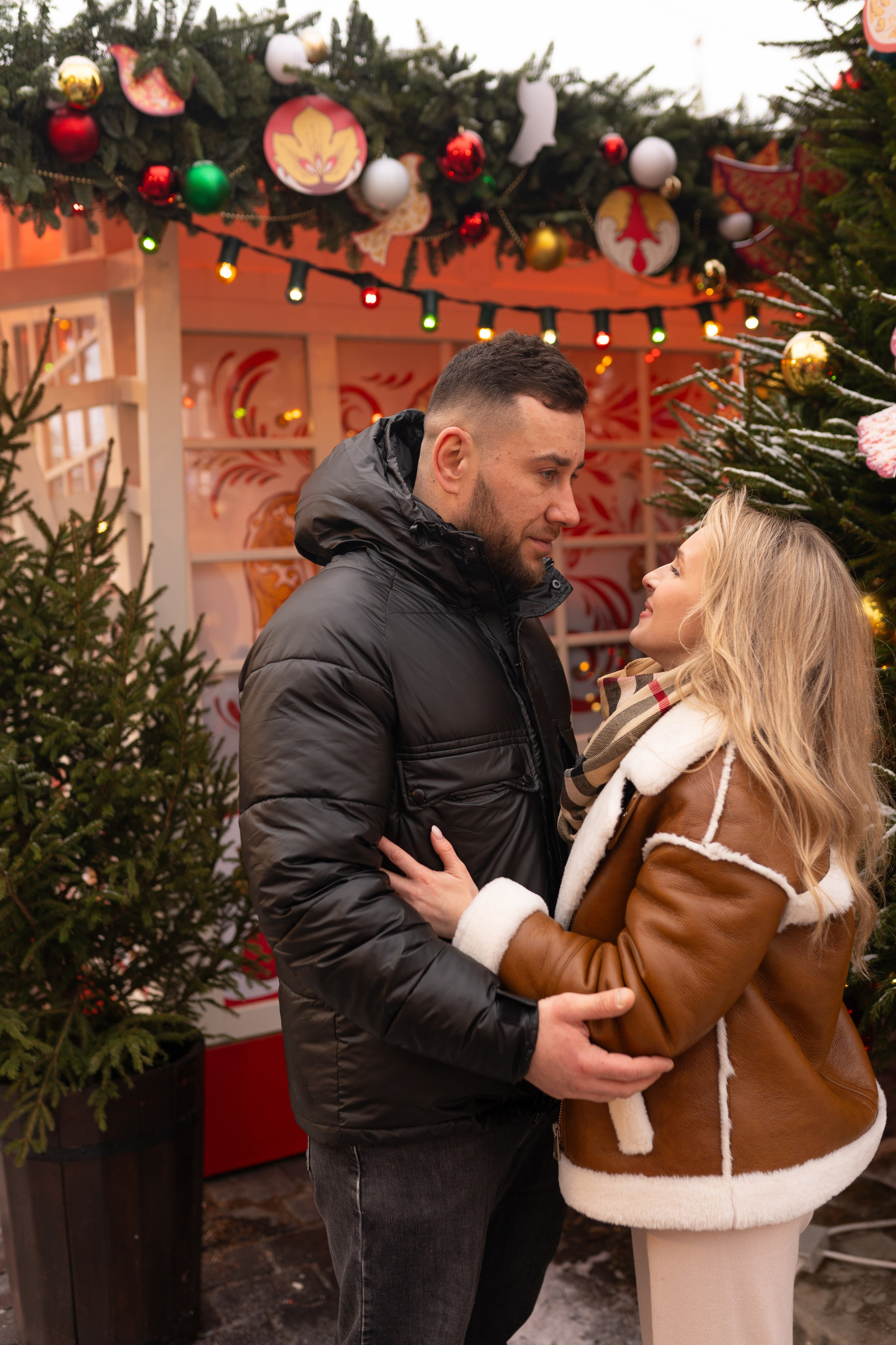 Павел, Егор и Наталия на ГУМ Ярмарке. Свадебный фотограф в Москве Анна Полушина
