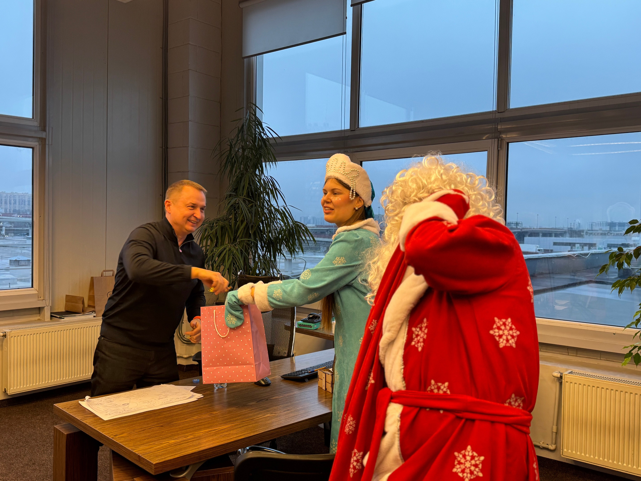 Новый год в офисе. Фотоархив giper.fm