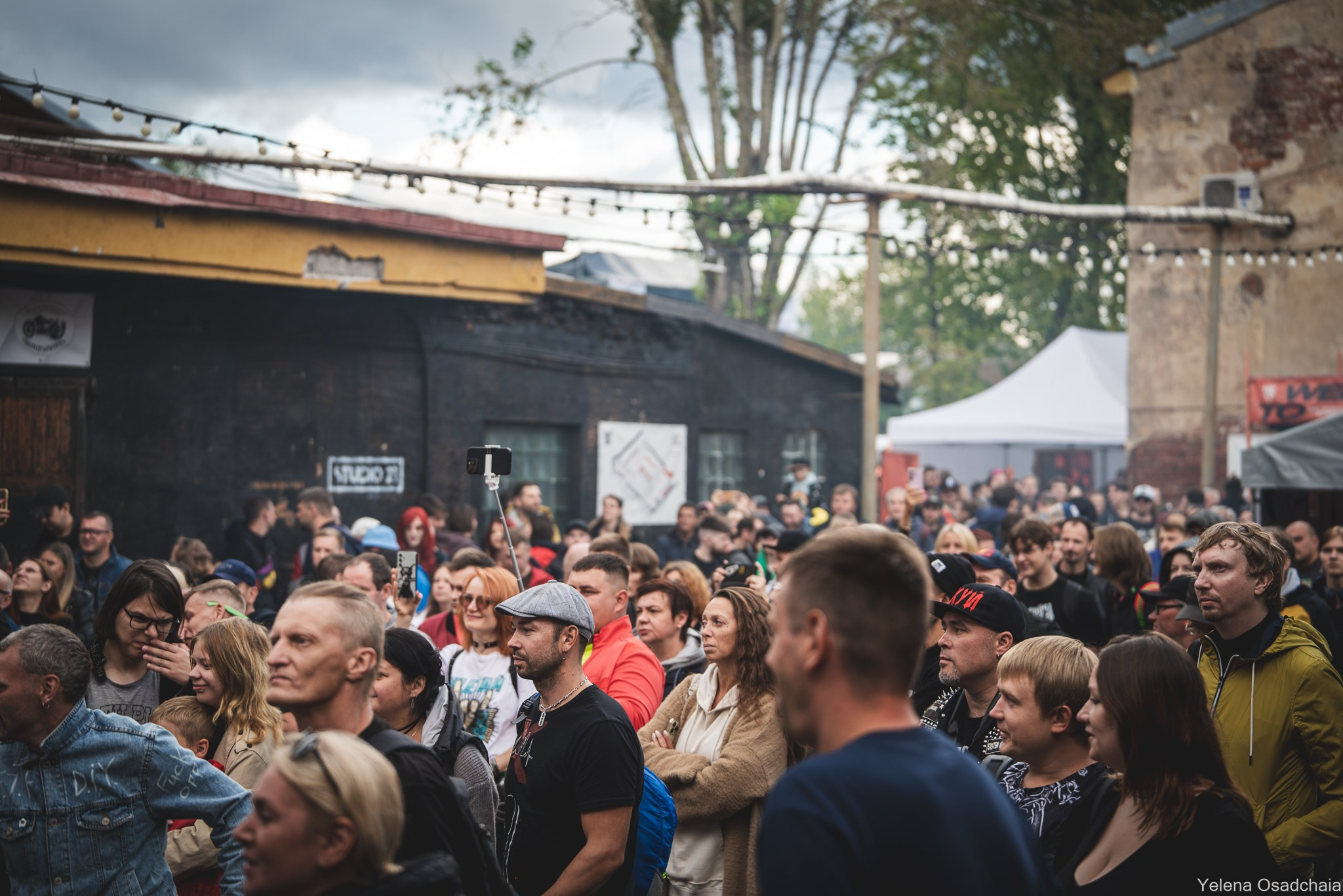 Живой 2025 — День 1. Елена Осадчая — фотографирую музыку на сцене и в жизни
