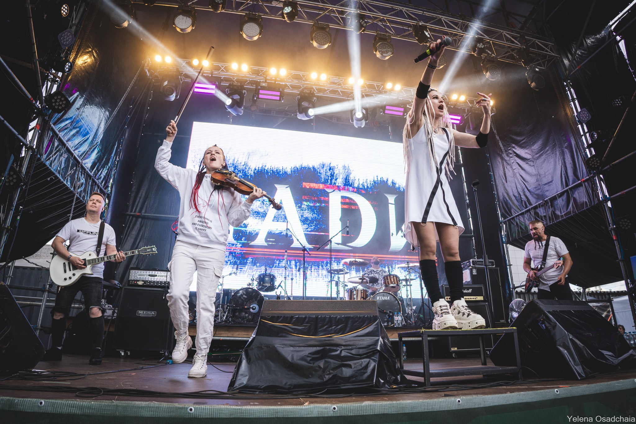 Живой 2025 — День 1. Елена Осадчая — фотографирую музыку на сцене и в жизни
