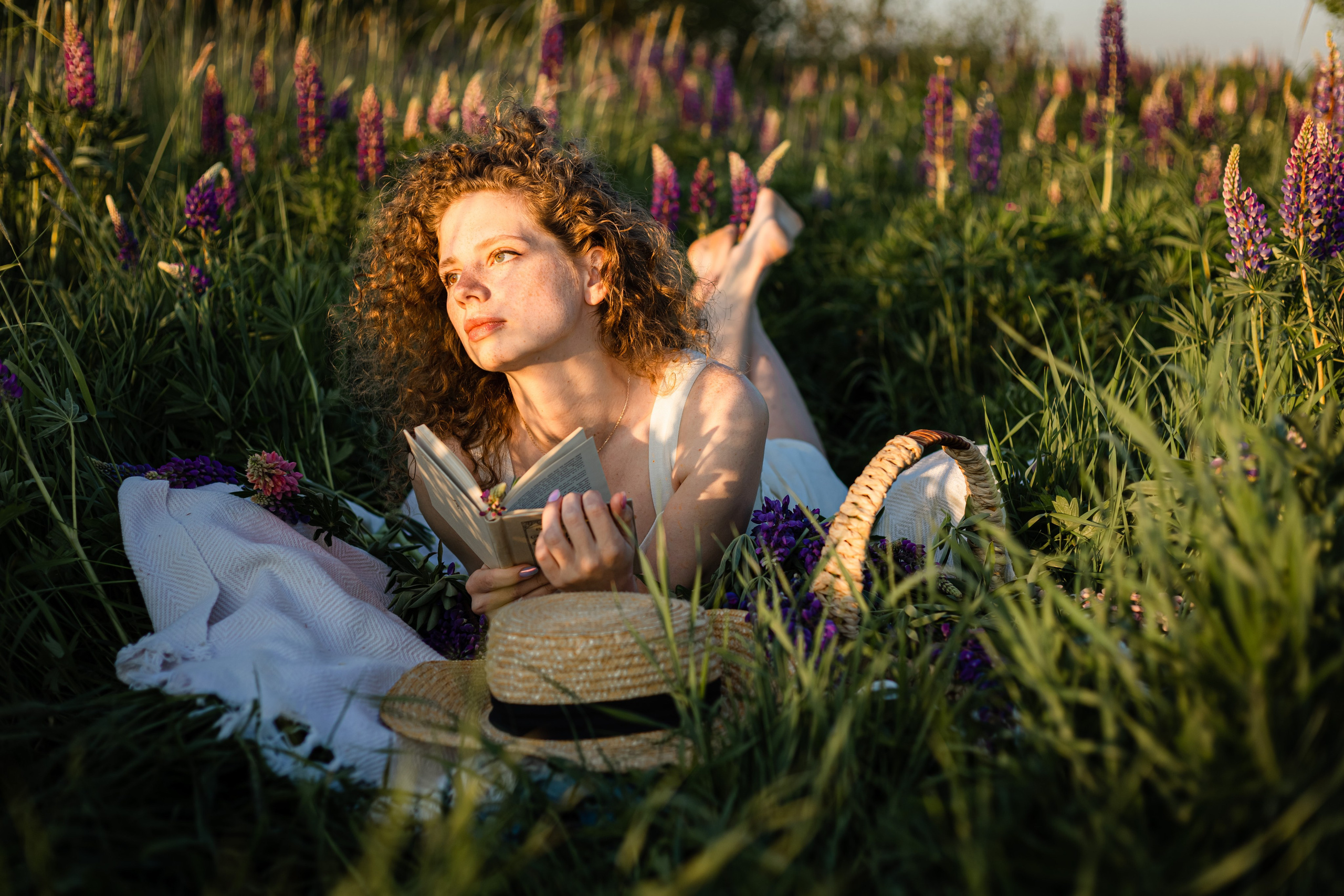 Ирина в люпинах. Женская фотосессия в поле люпинов. Семейный и детский фотограф в Санкт-Петербурге Павлова Елена