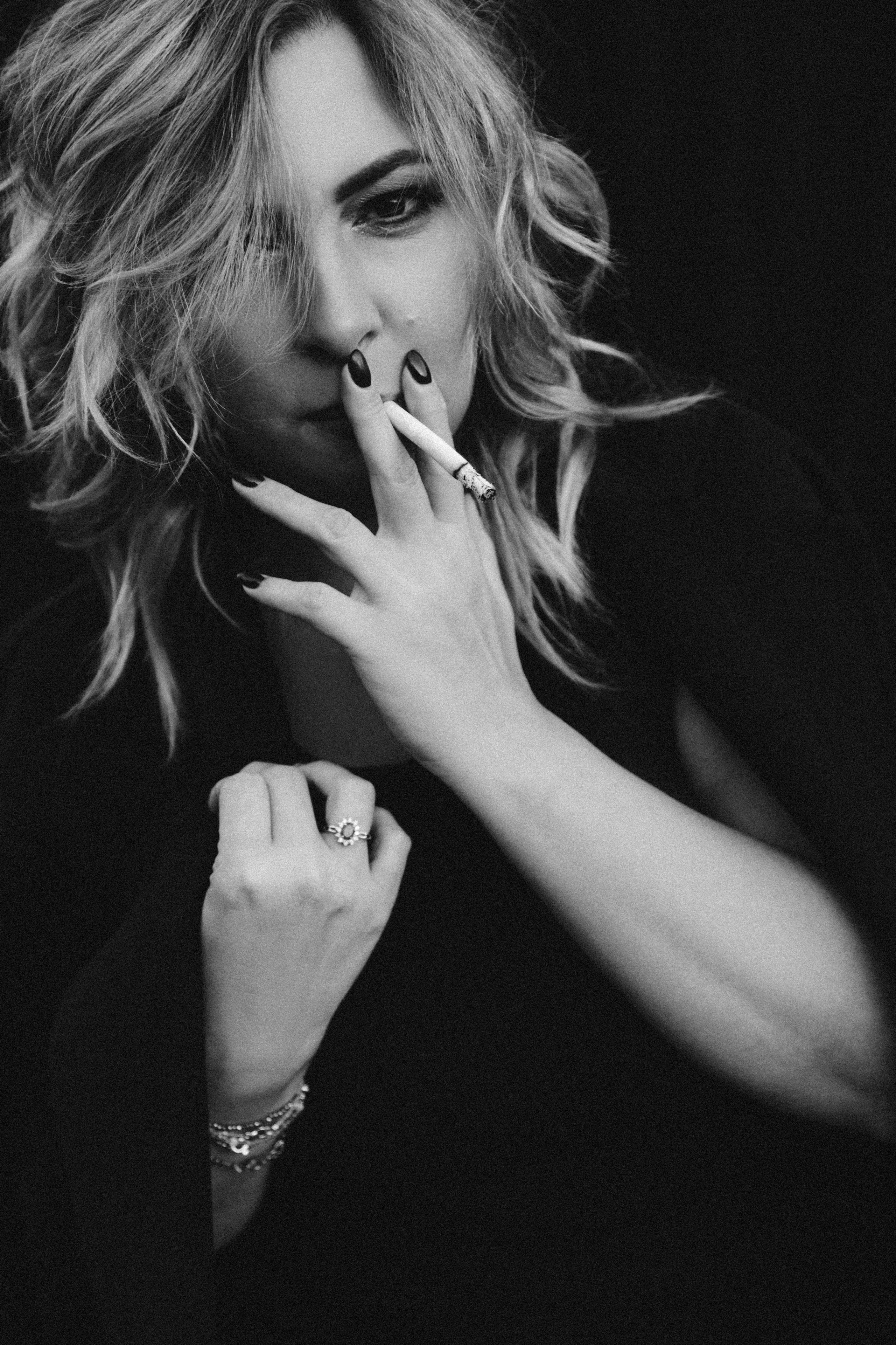 чб фотография курящей девушки блондинки