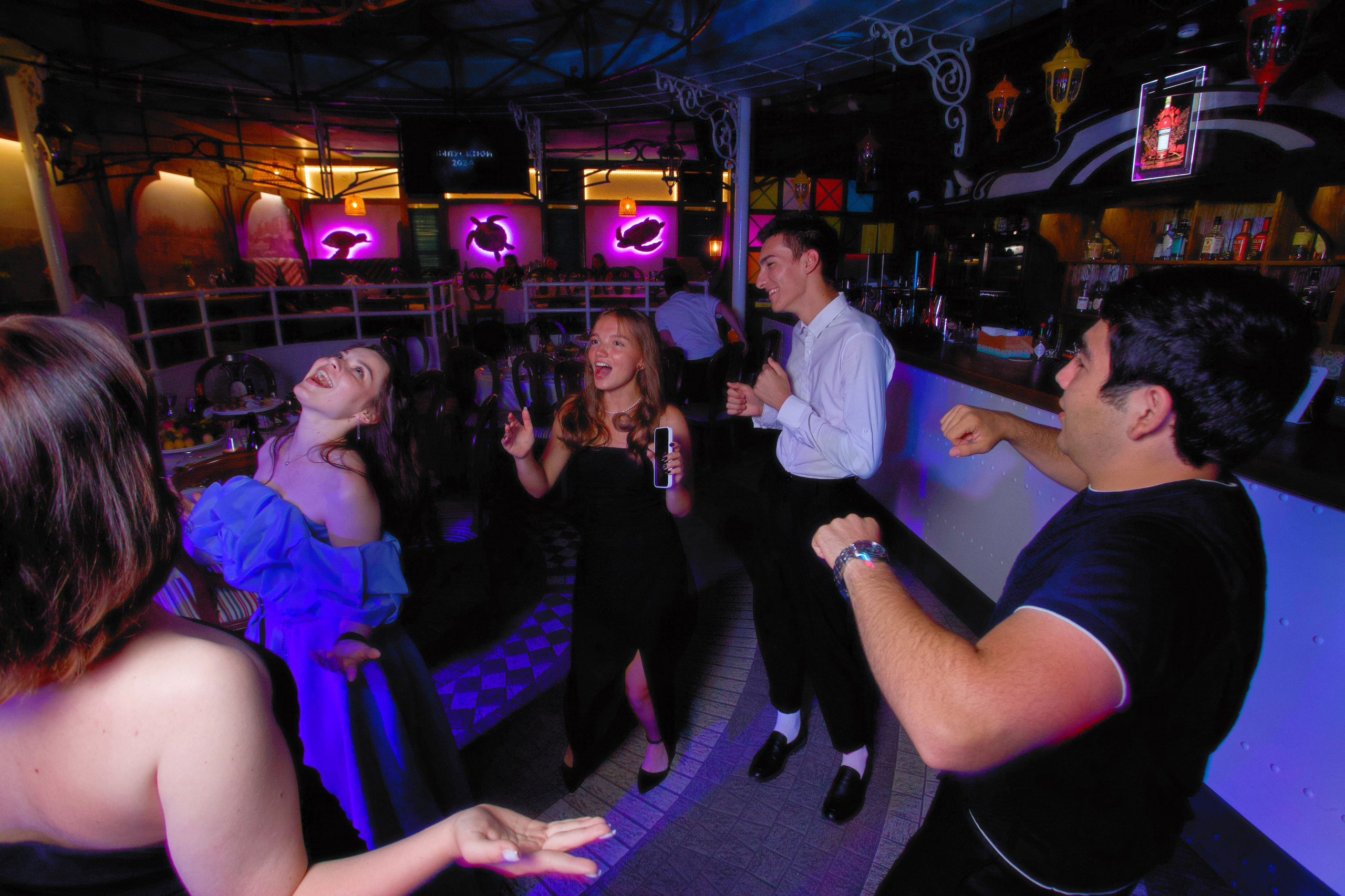 ВЫПУСКНОЙ «КОКОМО» 27.06.24. Репортажный фотограф Анапа