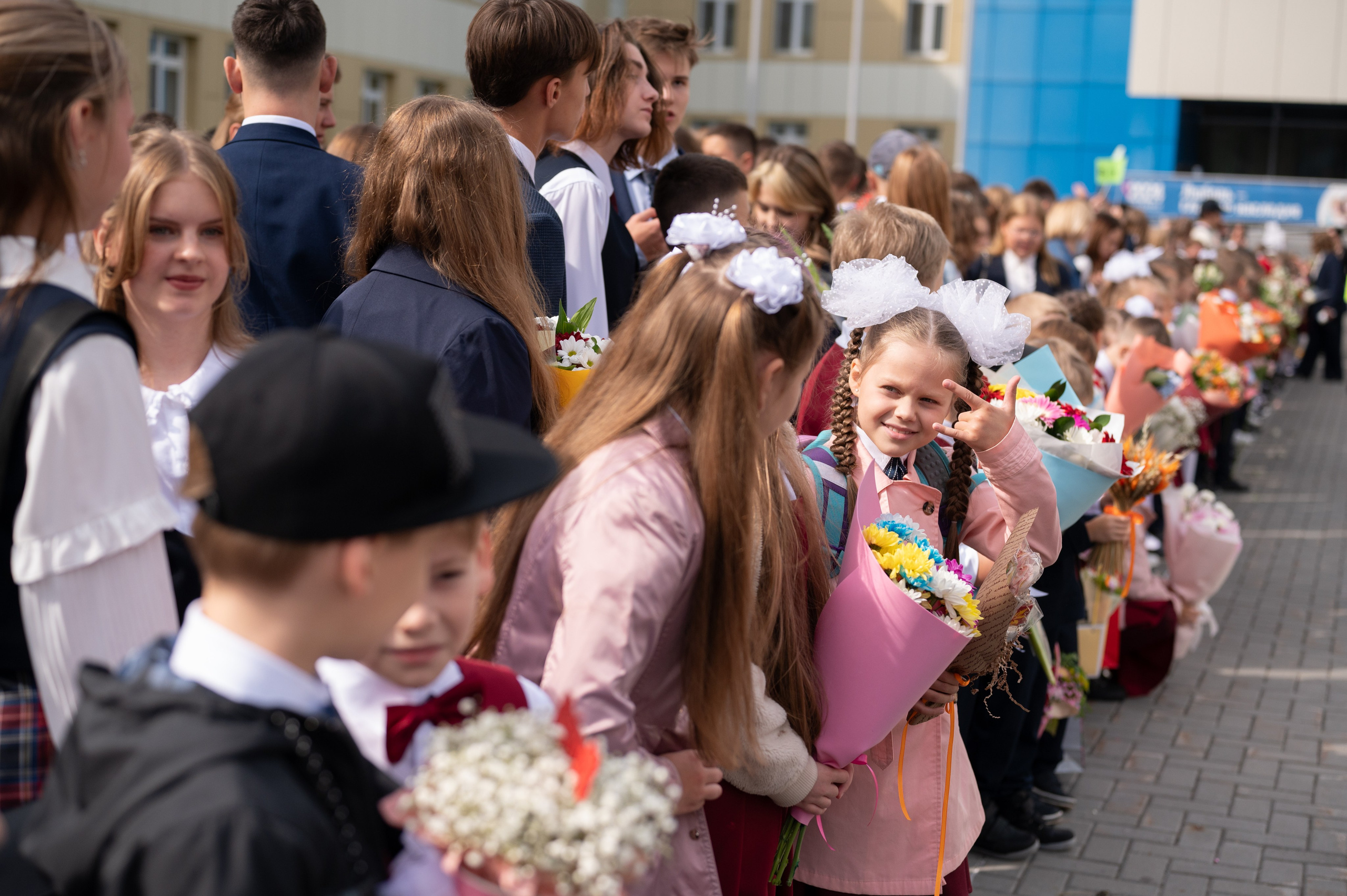 1 сентября 16 гимназия 2 класс (линейка + в классе+ на улице). Фотограф новорожденных, семейный детский в Тюмени Татьяна Морозова