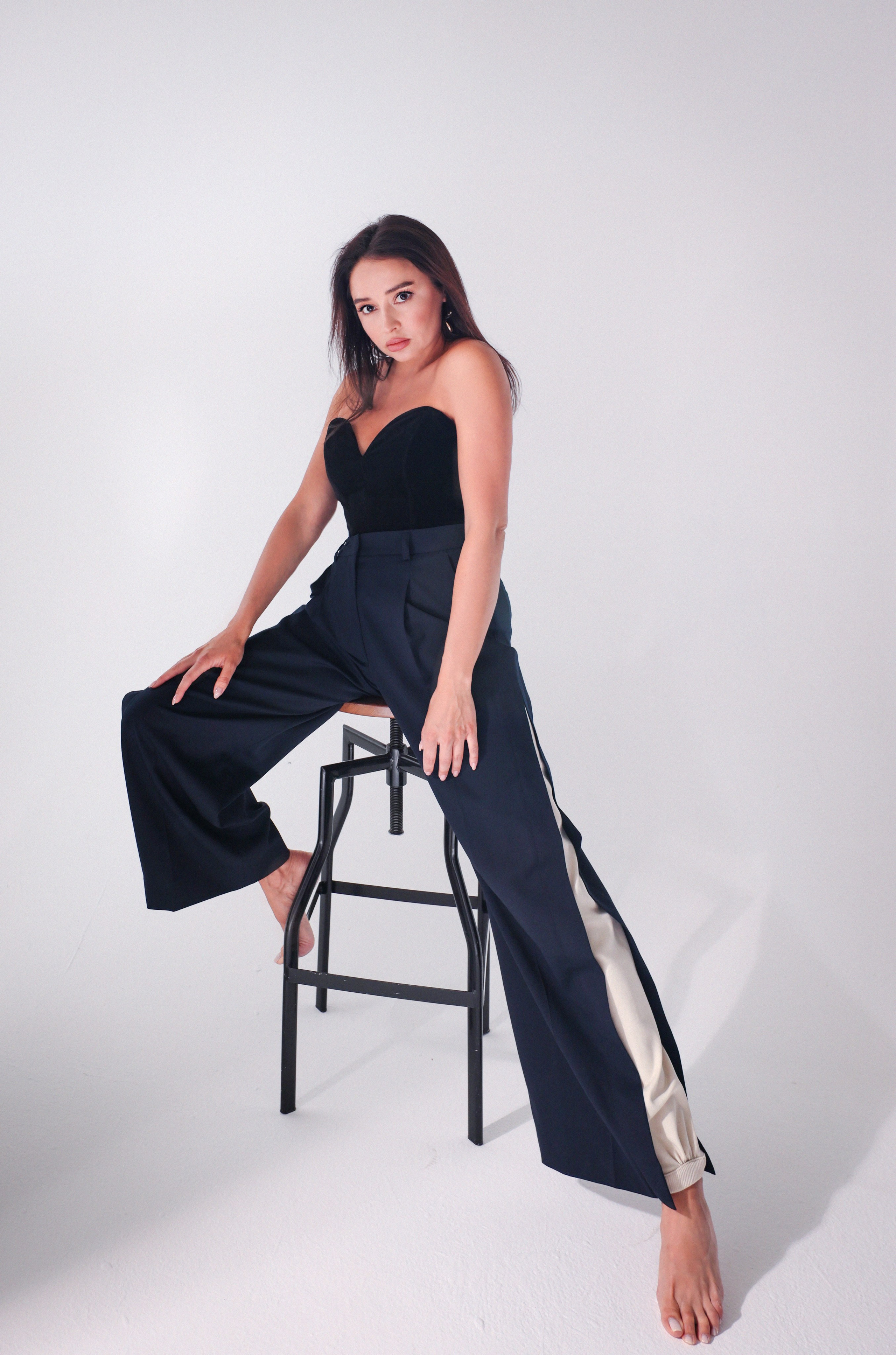 Olga and studio minimalism. Family, portrait, content photo in Costa Rica Evgeniya Besprozvannykh