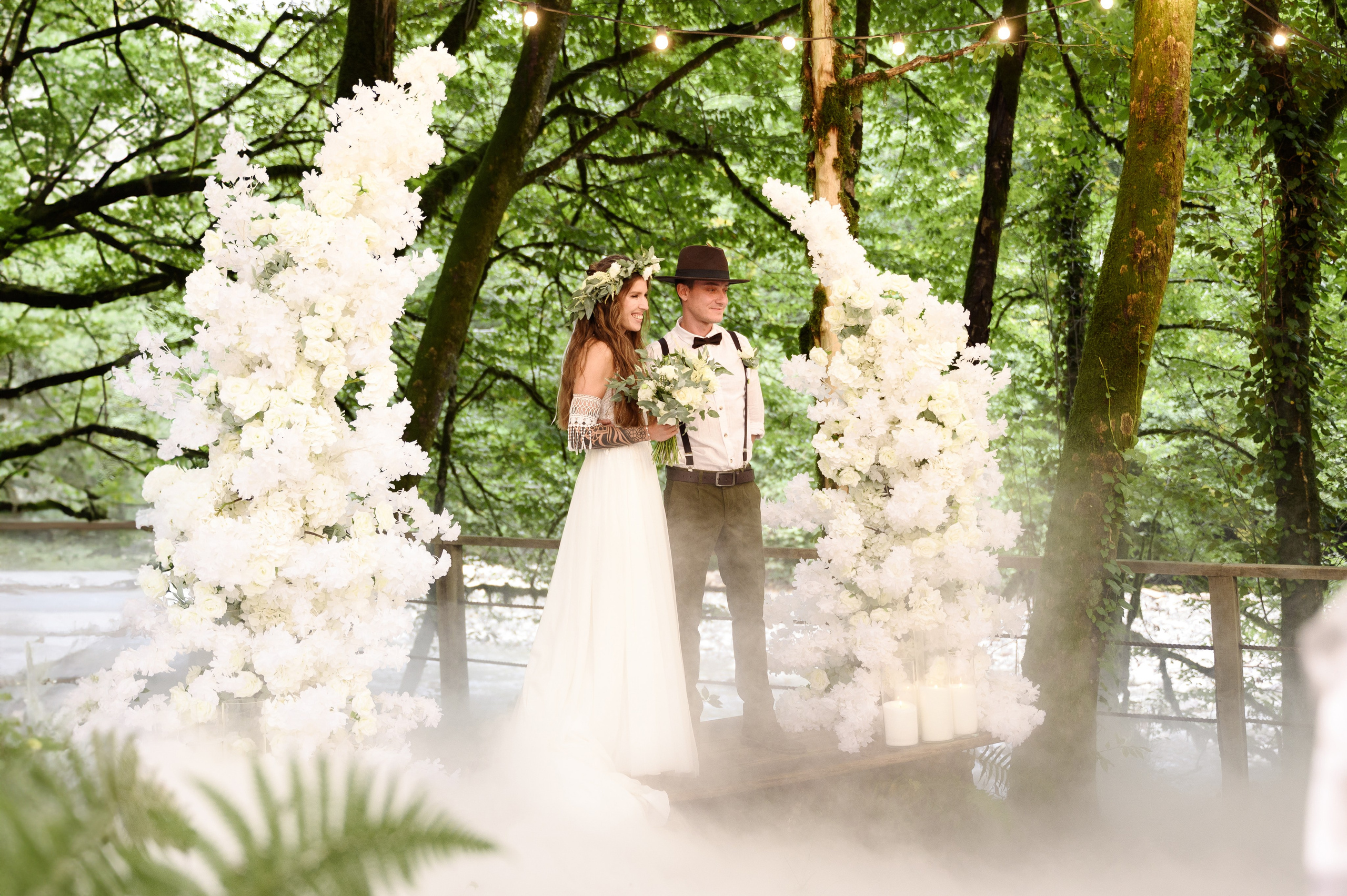 Невеста и жених в окружении зелени и дикой природы глэмпинга Енот, создают самые лучшие свадебные снимки в Сочи