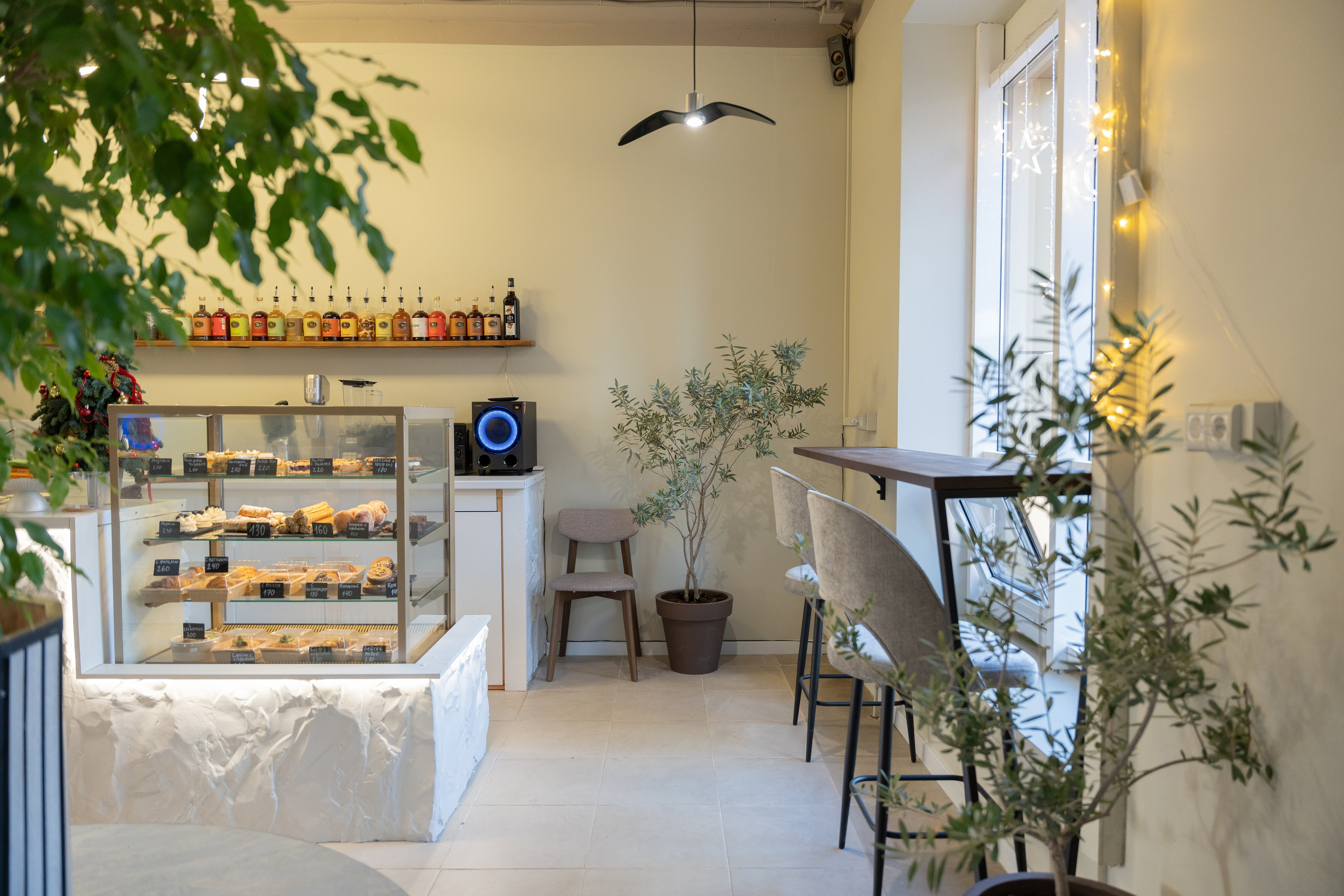 Интерьерная фотосъемка кофейни Love and Coffee — уютное место в Краснодаре Профессиональная фотосъемка интерьера кофейни в Краснодаре — Love. Шедевры для Вас! Фотограф и Видеограф в Краснодаре Пахиев Руслан