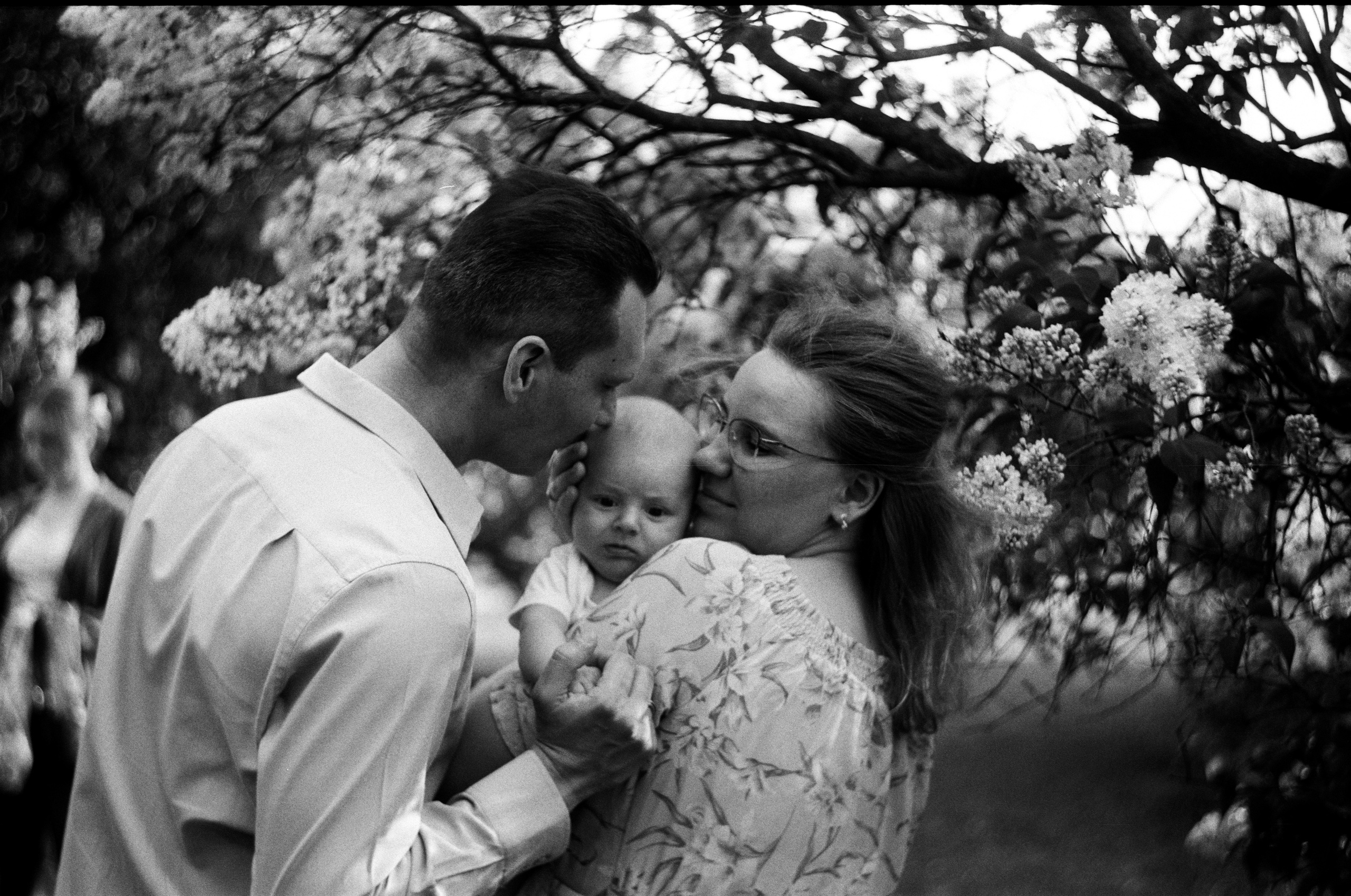 Кира, Олег, Венера и Ролан в Сиреневом саду. Настя Оленченко, портретный/семейный фотограф на цифру и плёнку Москва