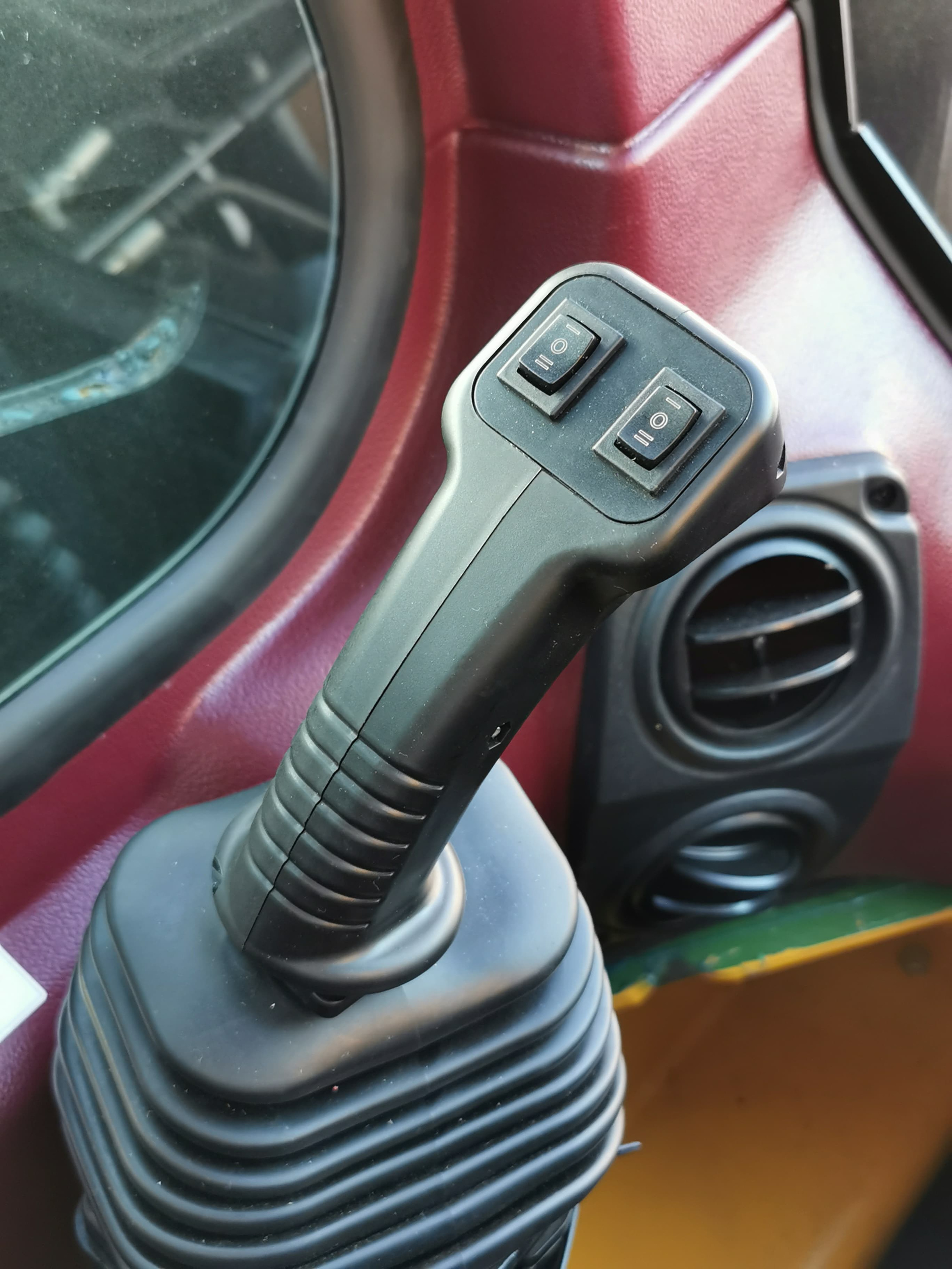 Фото миник Beezone BS1250SL. Продажа и обслуживание грузовой техники и спецтехники в г. Новосибирск компания СТИ