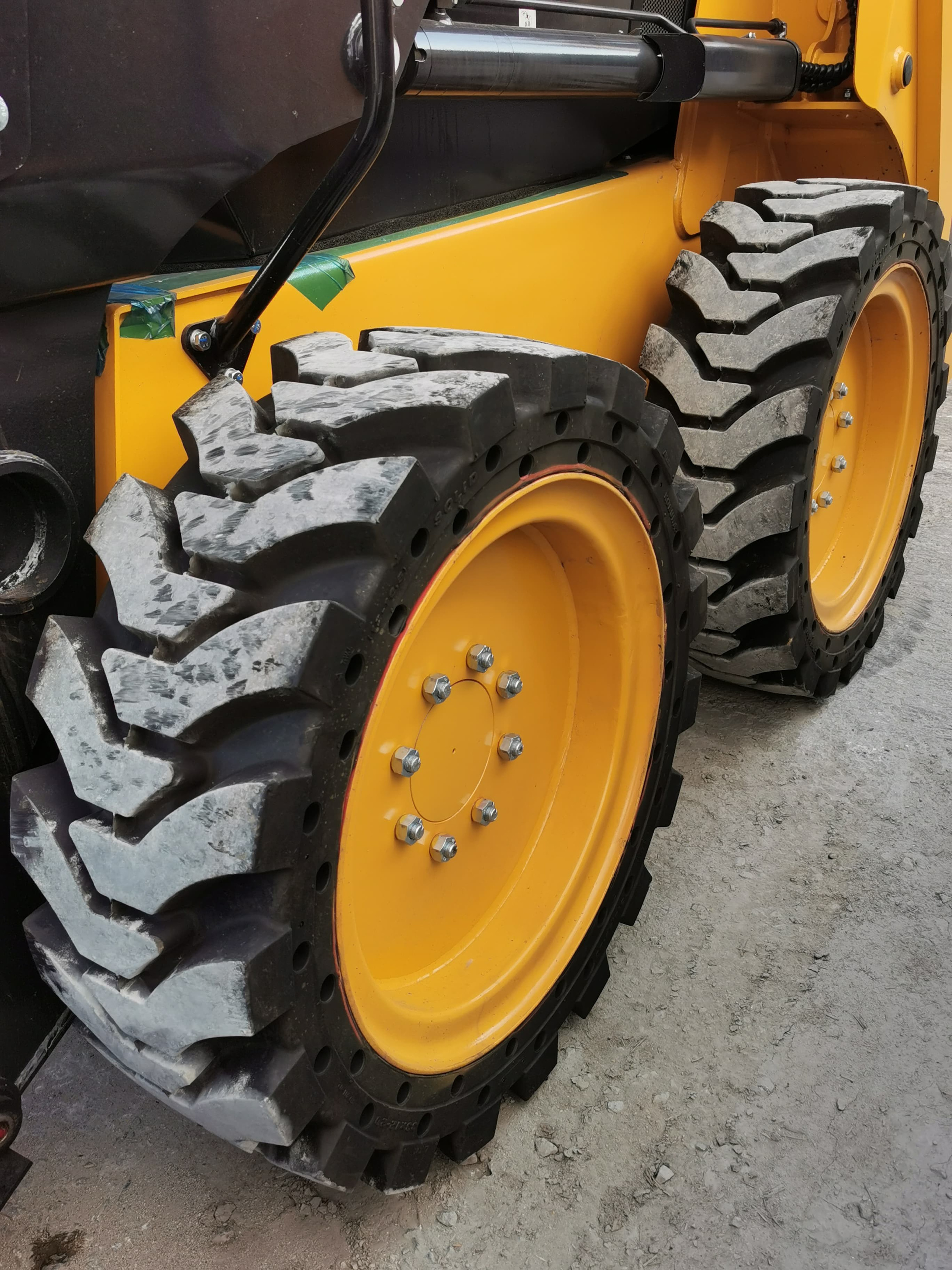 Фото миник Beezone BS1250SL. Продажа и обслуживание грузовой техники и спецтехники в г. Новосибирск компания СТИ