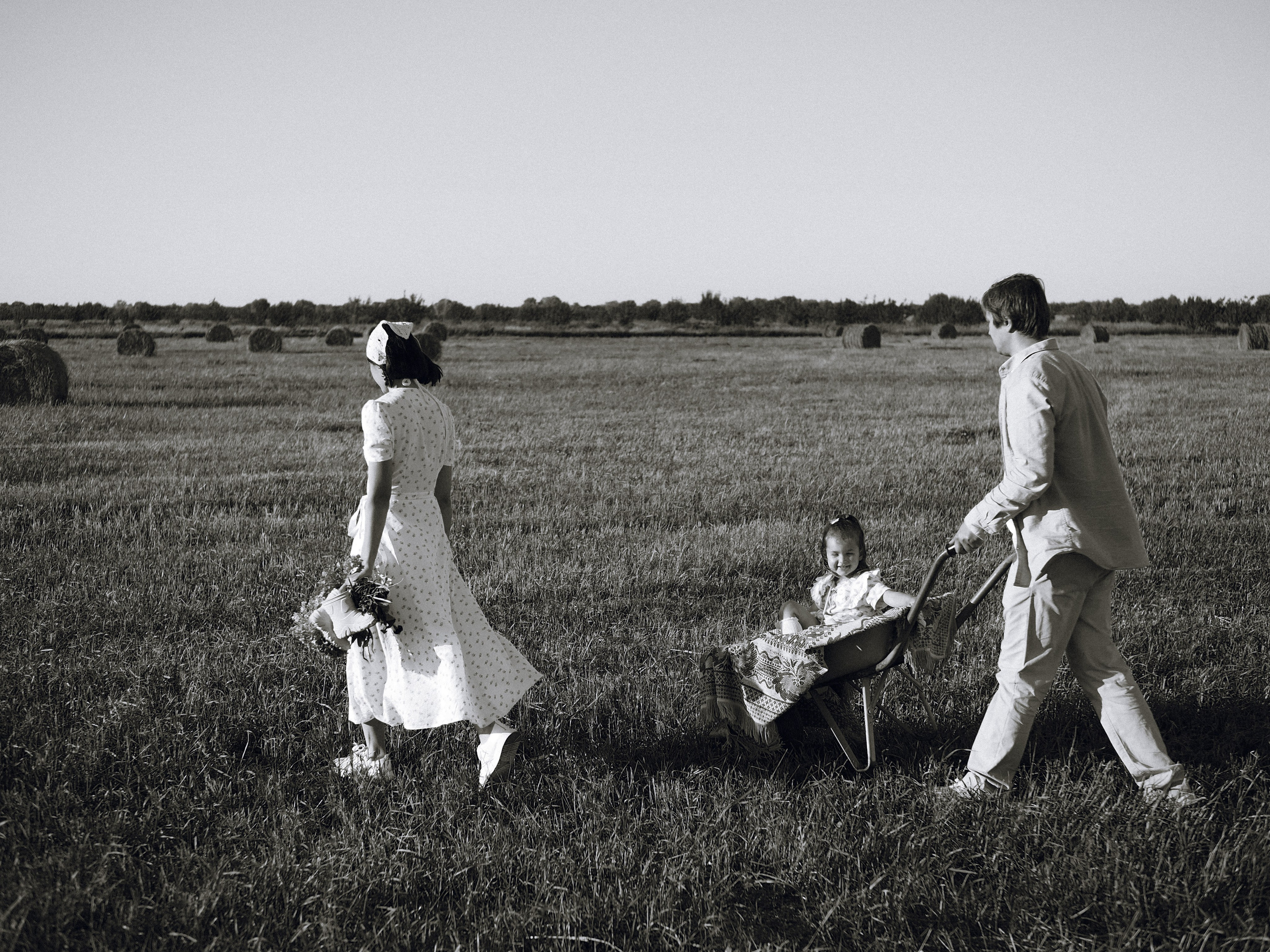 Гоняться по полю на тачке с мамой и папой. Обижаться. Смеяться. Фотограф Рязань. Семейный Свадебный фотограф