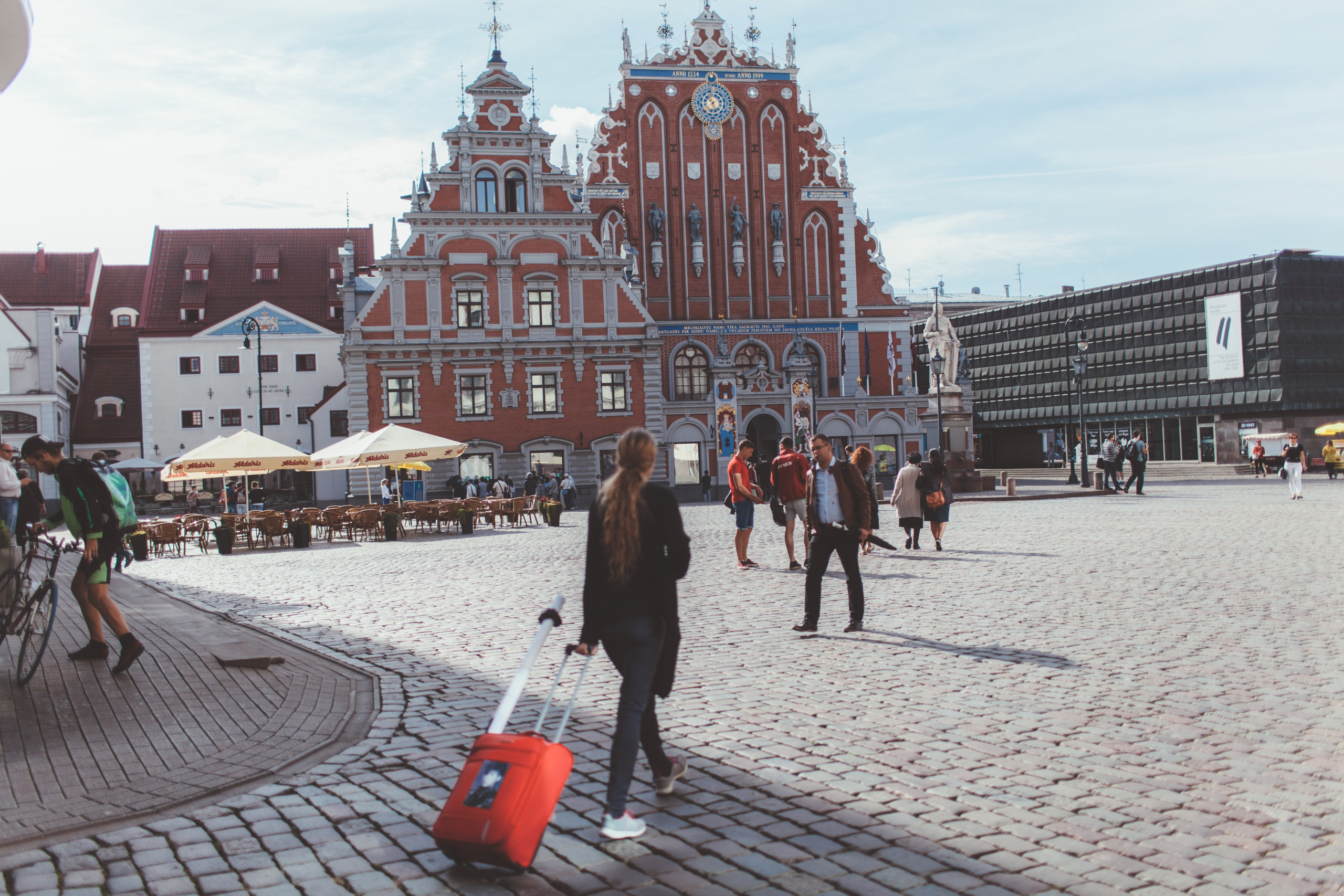 Дом Черноголовых и девушка с чемоданом в Риге