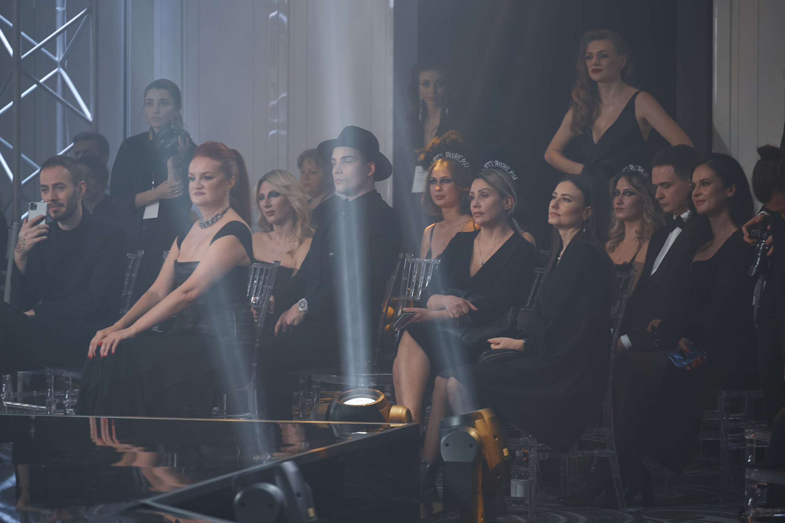 Красивые стильные гости мероприятия