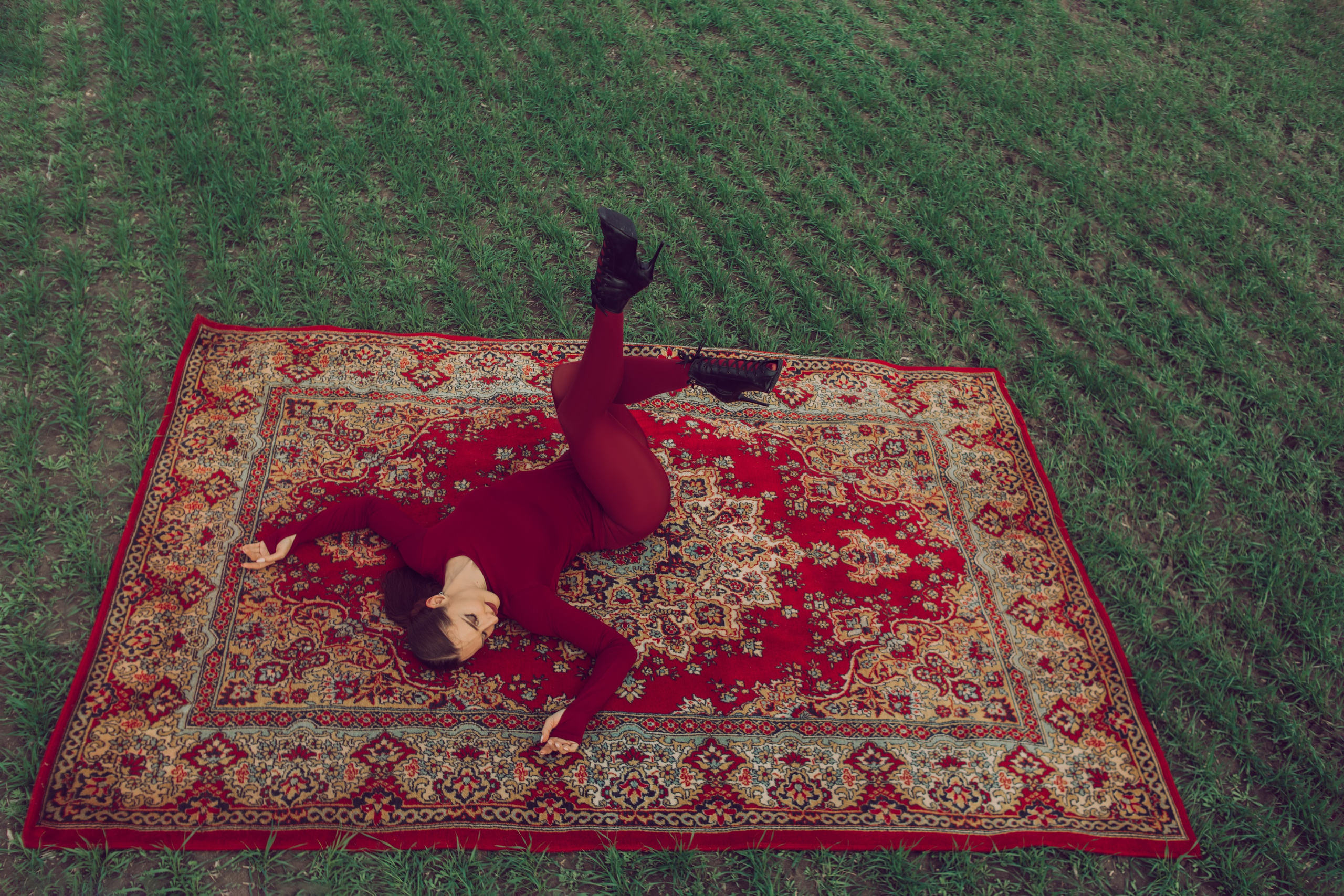 Фотосессия в поле с ковром. Свадебный и семейный фотограф в Краснодарском крае Мария Данилкина