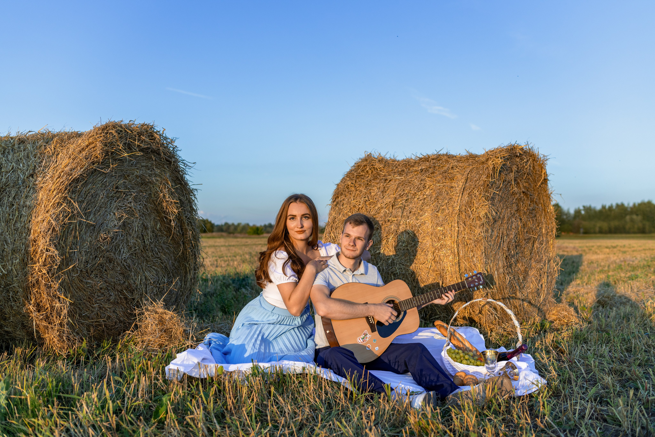 Алена + Алексей в поле с тюками. Фотограф в Москве/Зарайске Шахова Марина