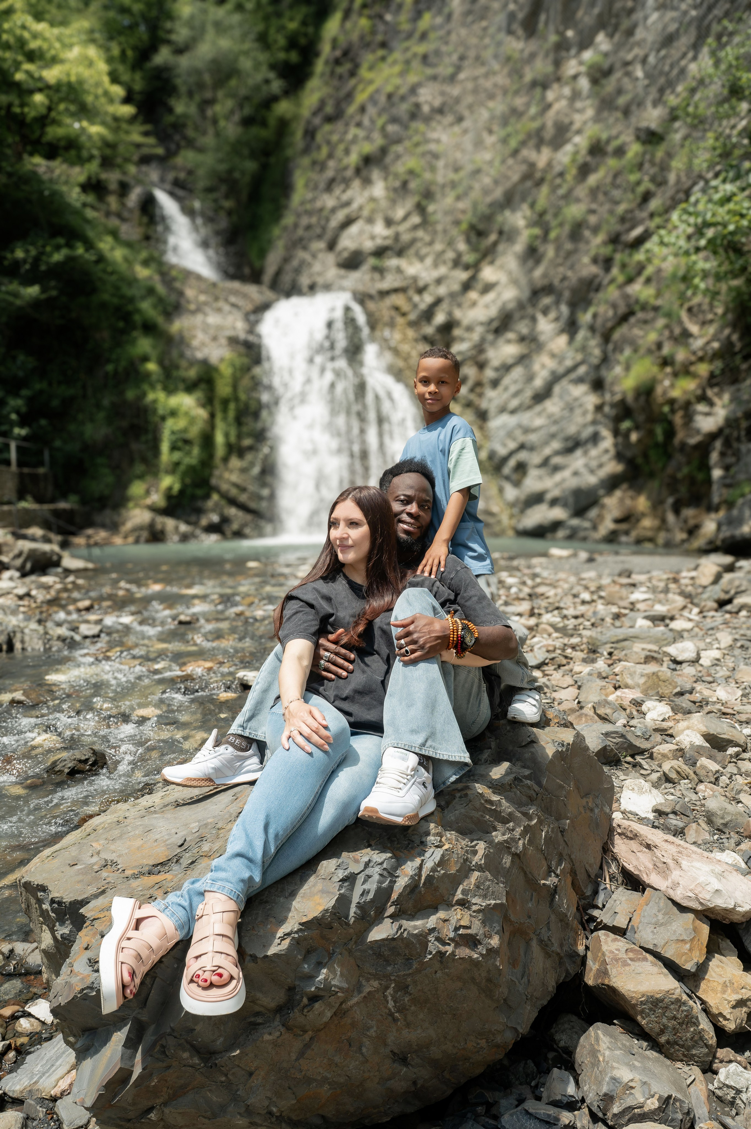 Тьерри и Светлана у реки. Наталья Слесаренко фотограф в Сочи