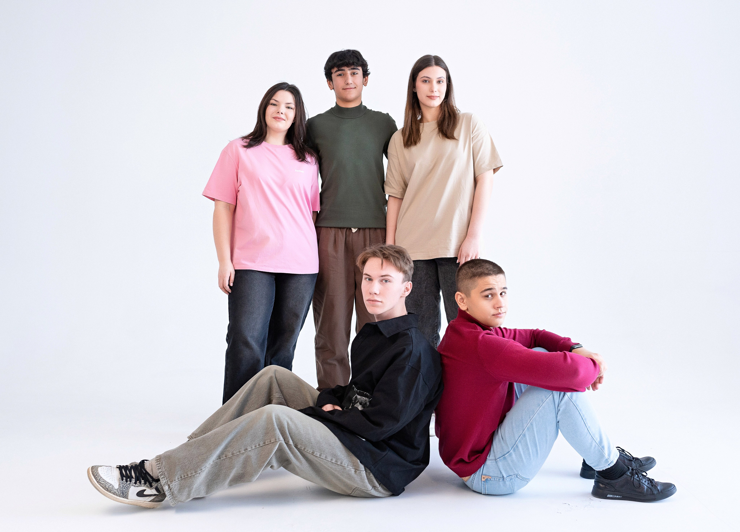 Выпускная фотосессия для выпускного класса в фотостудии на циклораме в Сургуте