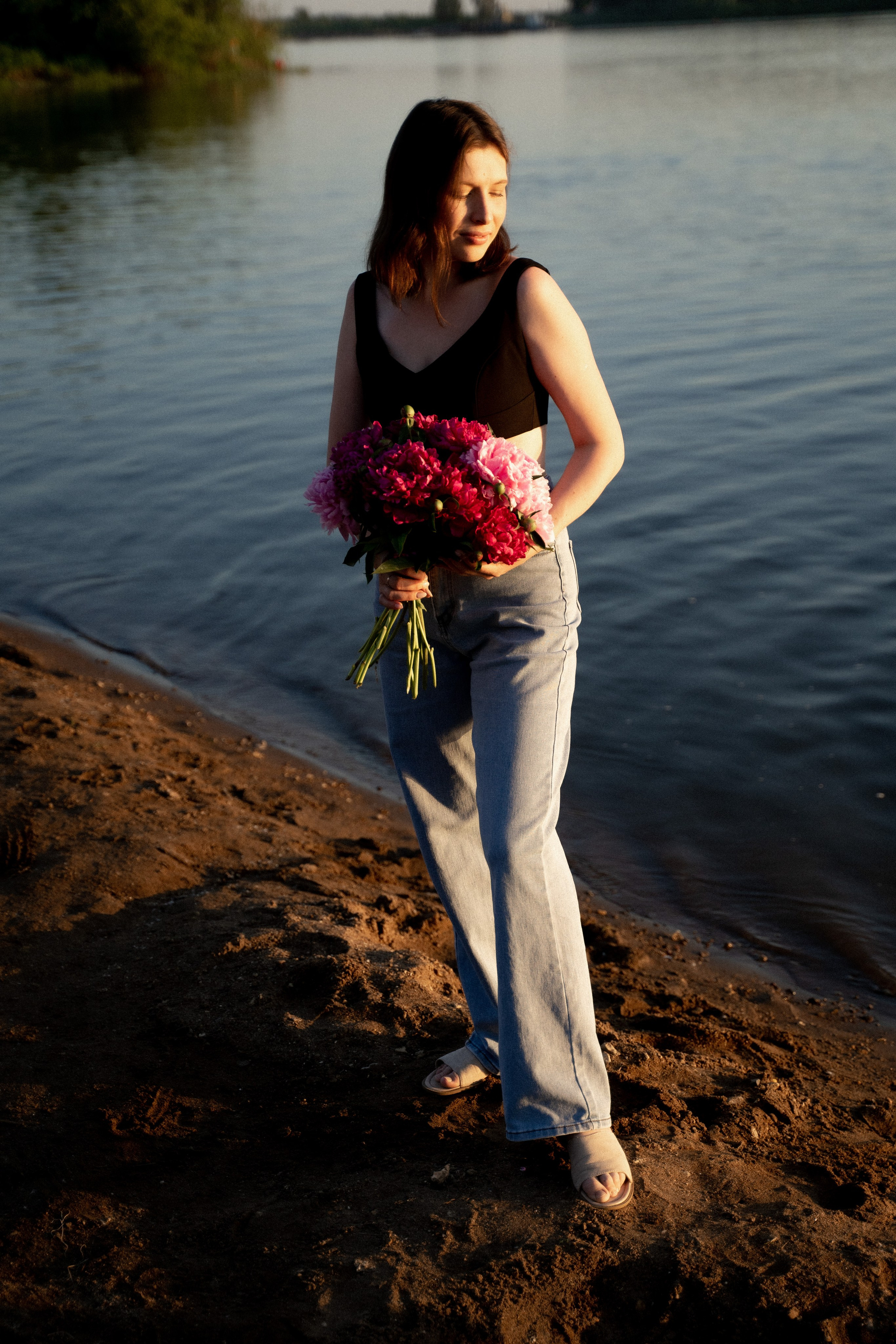 Девушки на берегу