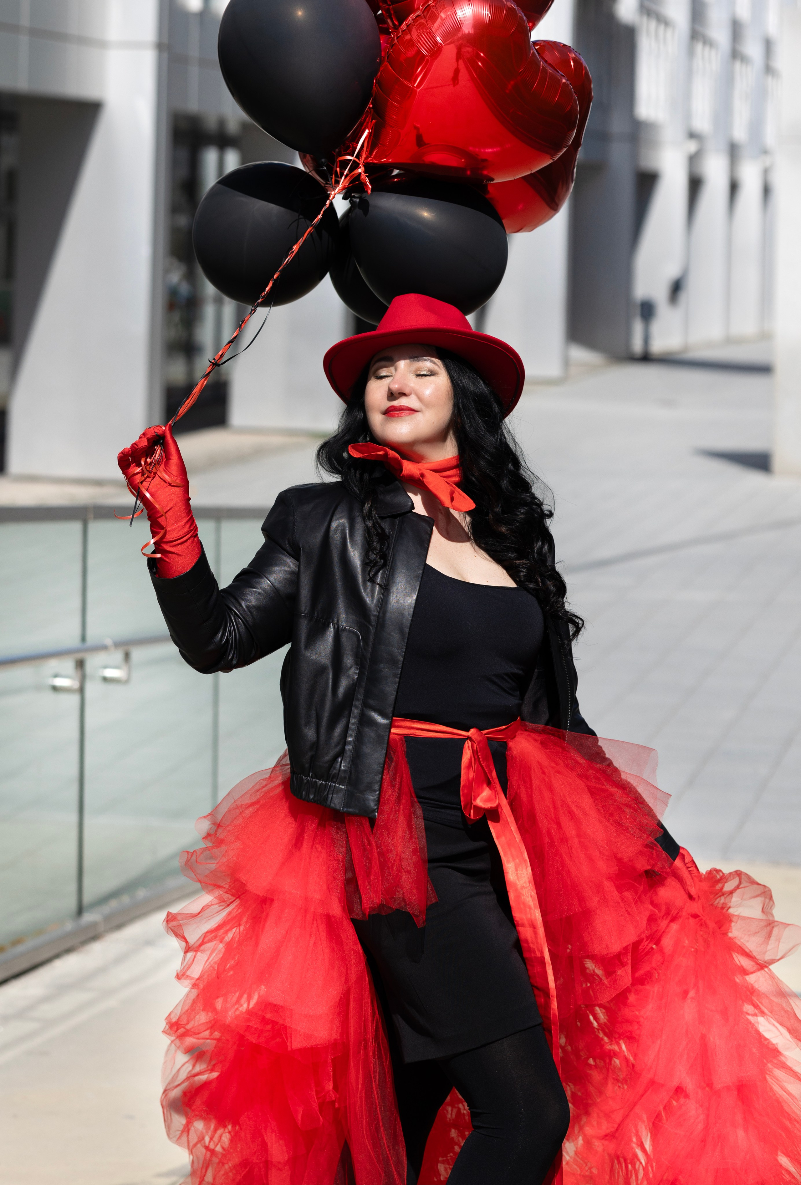 Balloons and red skirt. Photographer in Munich