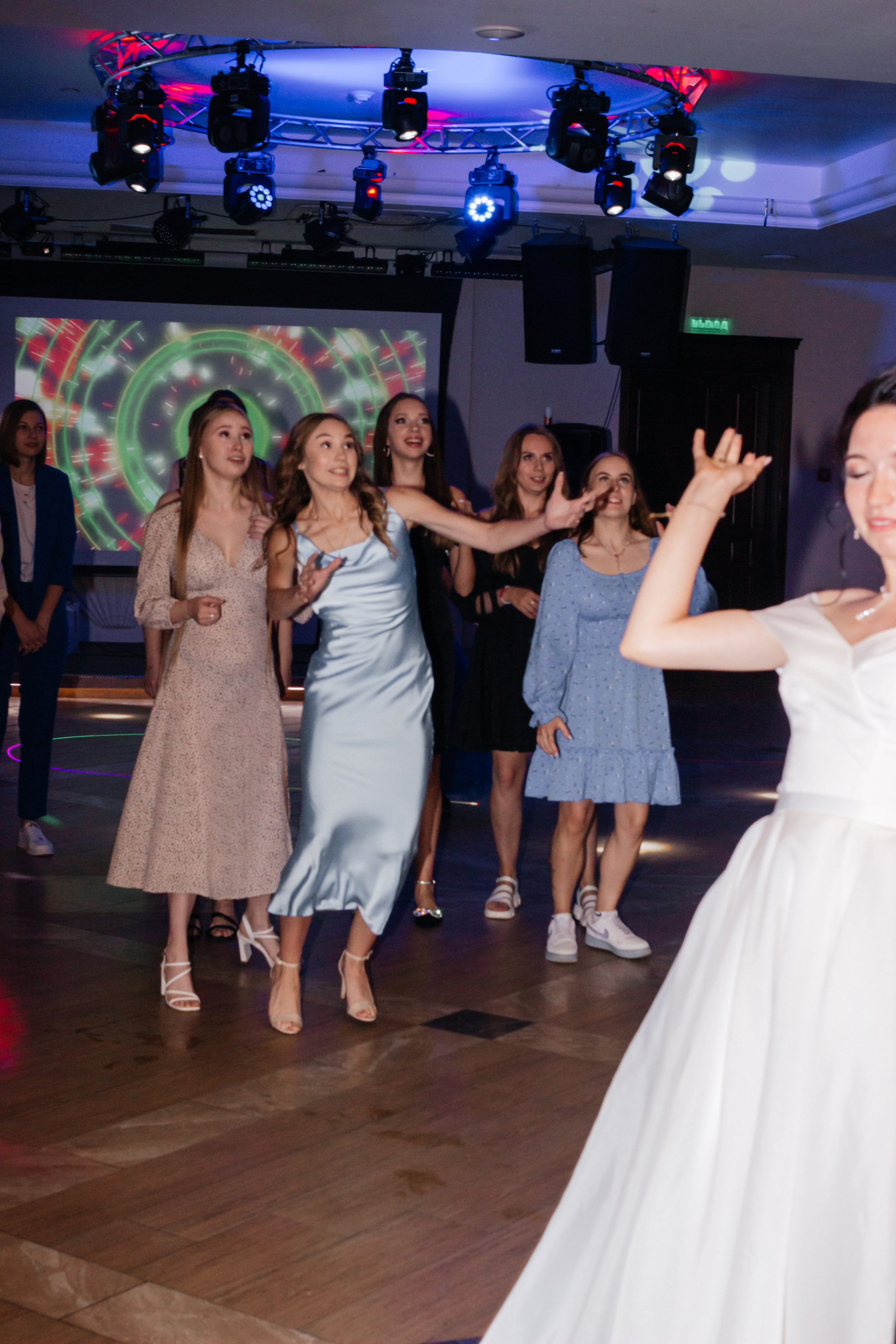 Свадебная съемка Лены и Никиты на Стрелке и в Ресторане Парус на Гребном канале. Свадебный фотограф и фотограф Love-Store в Нижнем Новгороде Анастасия