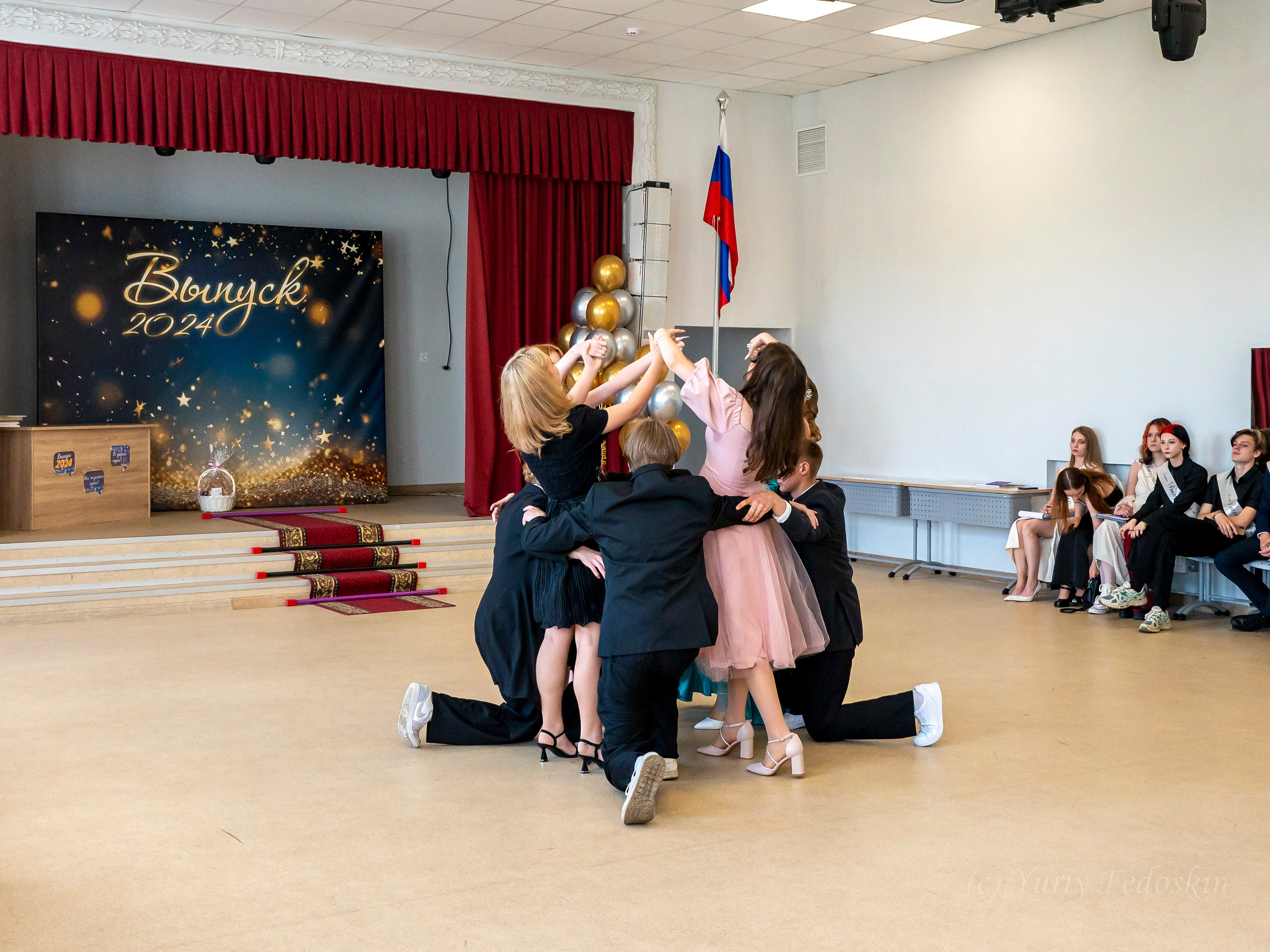 Репортаж о выпускном 9 классов в школе № 7 города Королёва, 26.06.24г. Профессиональный фотограф интерьеров в Москве Юрий Федоскин