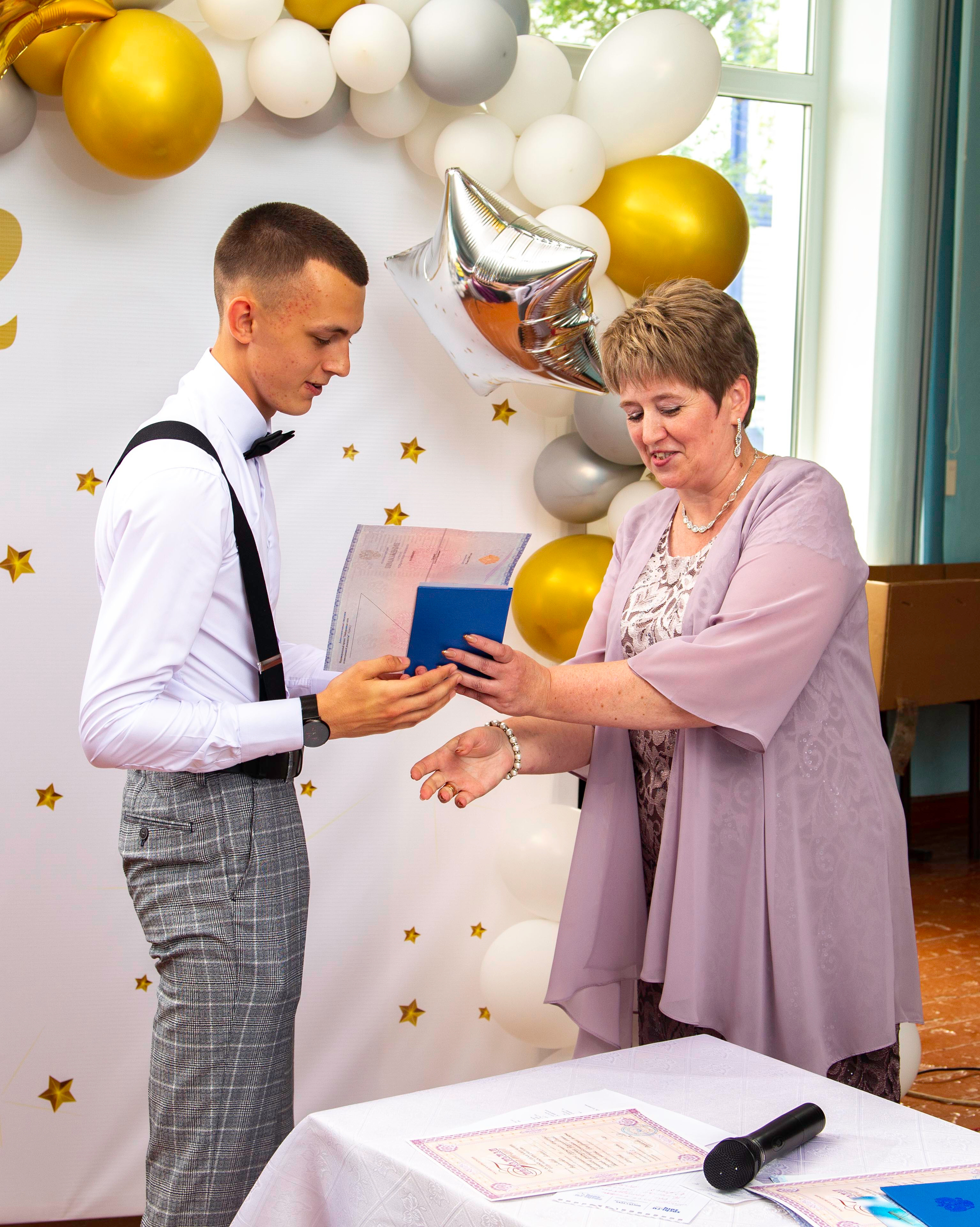 Вручение аттестатов о среднем образовании в Кардаиловской СОШ. Валерий Логачев. Фото, музыка, видео — для души