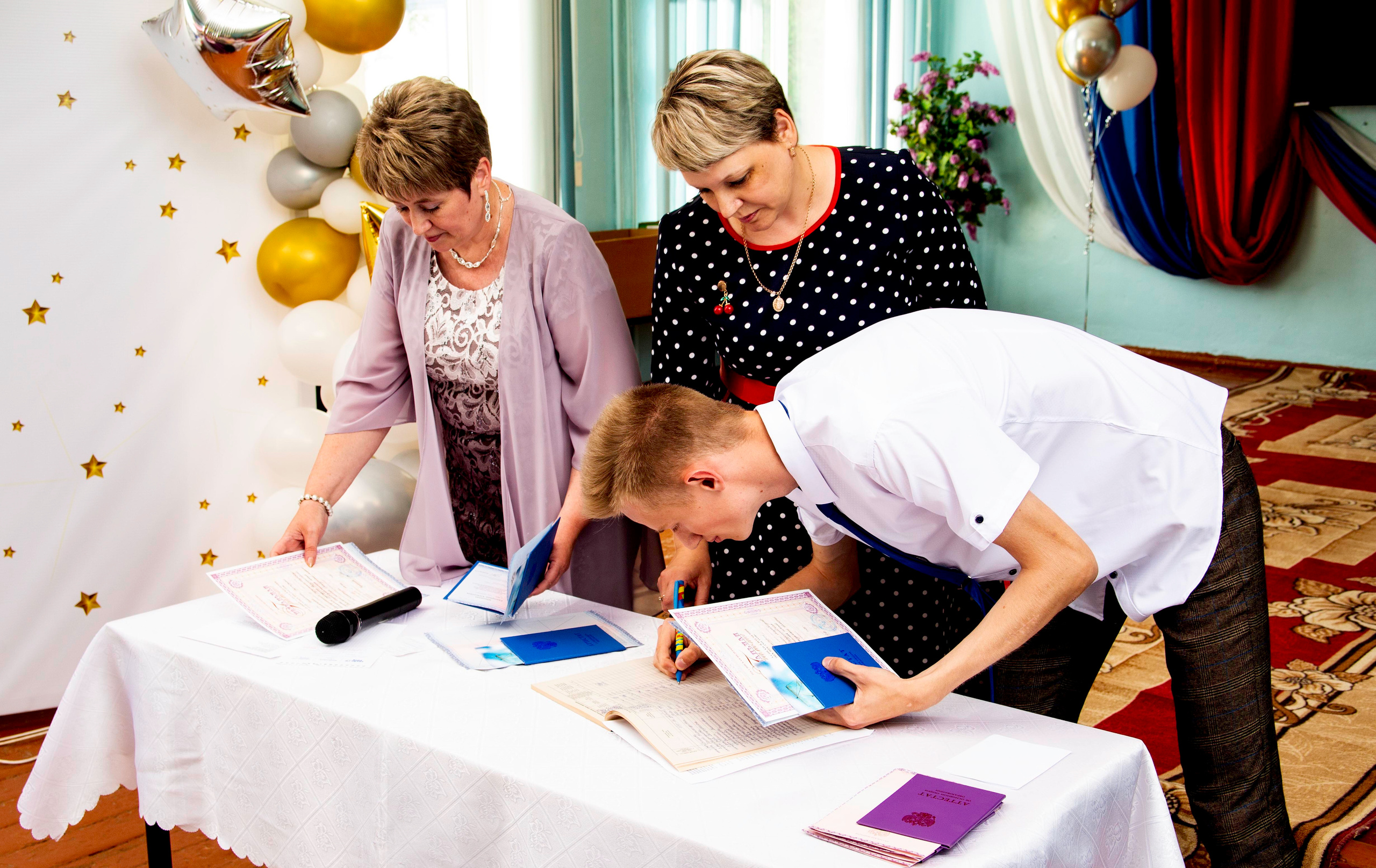 Вручение аттестатов о среднем образовании в Кардаиловской СОШ. Валерий Логачев. Фото, музыка, видео — для души