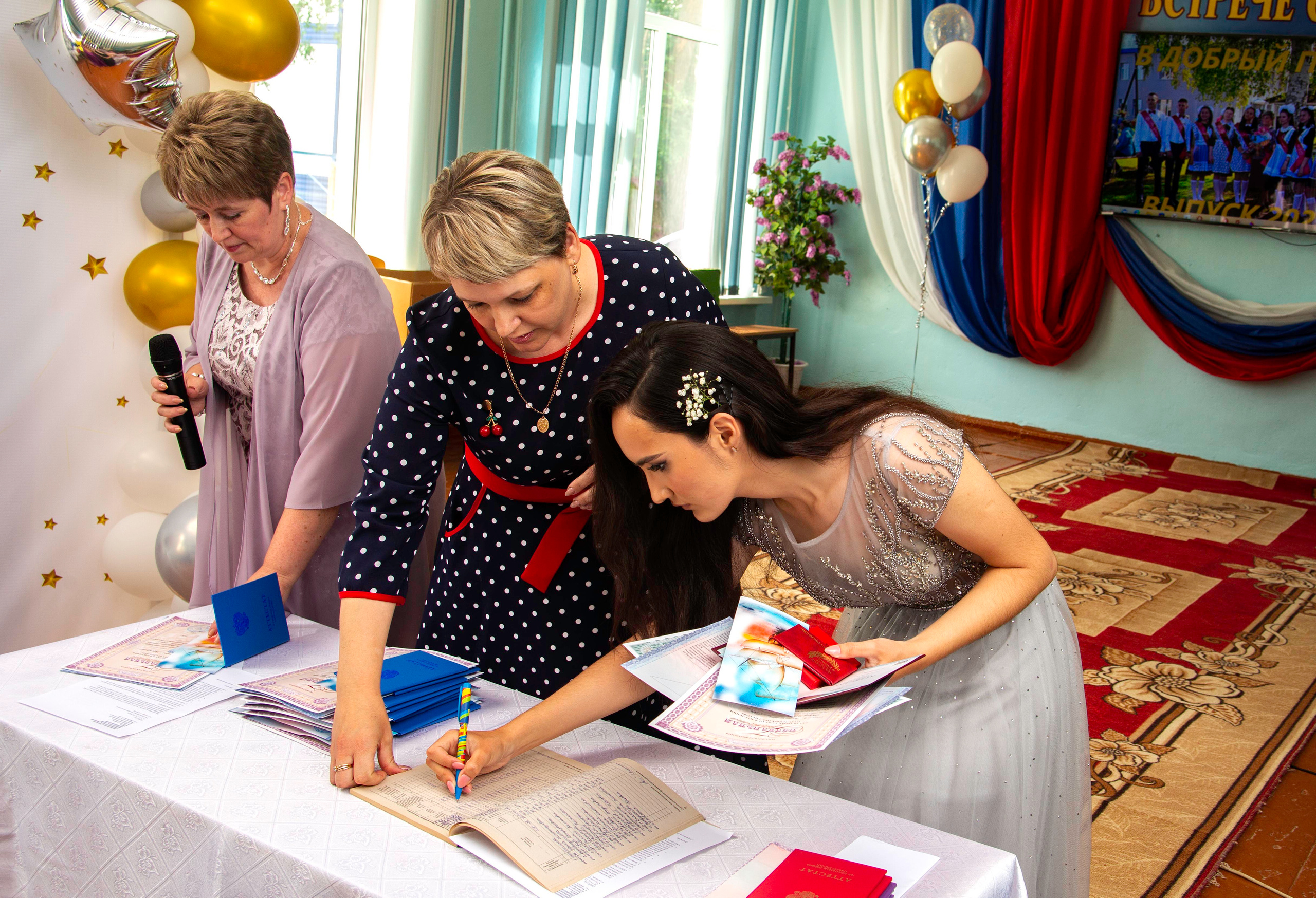 Вручение аттестатов о среднем образовании в Кардаиловской СОШ. Валерий Логачев. Фото, музыка, видео — для души