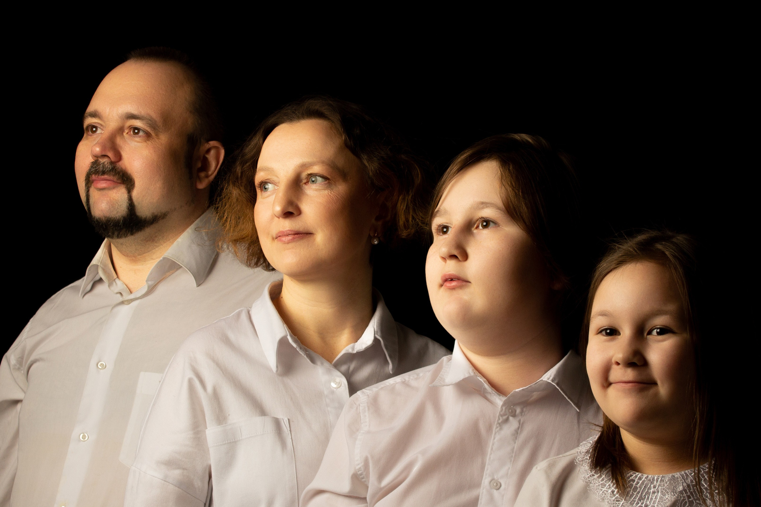 Семейный портрет на черном фоне. Портрет поколений. Наследие