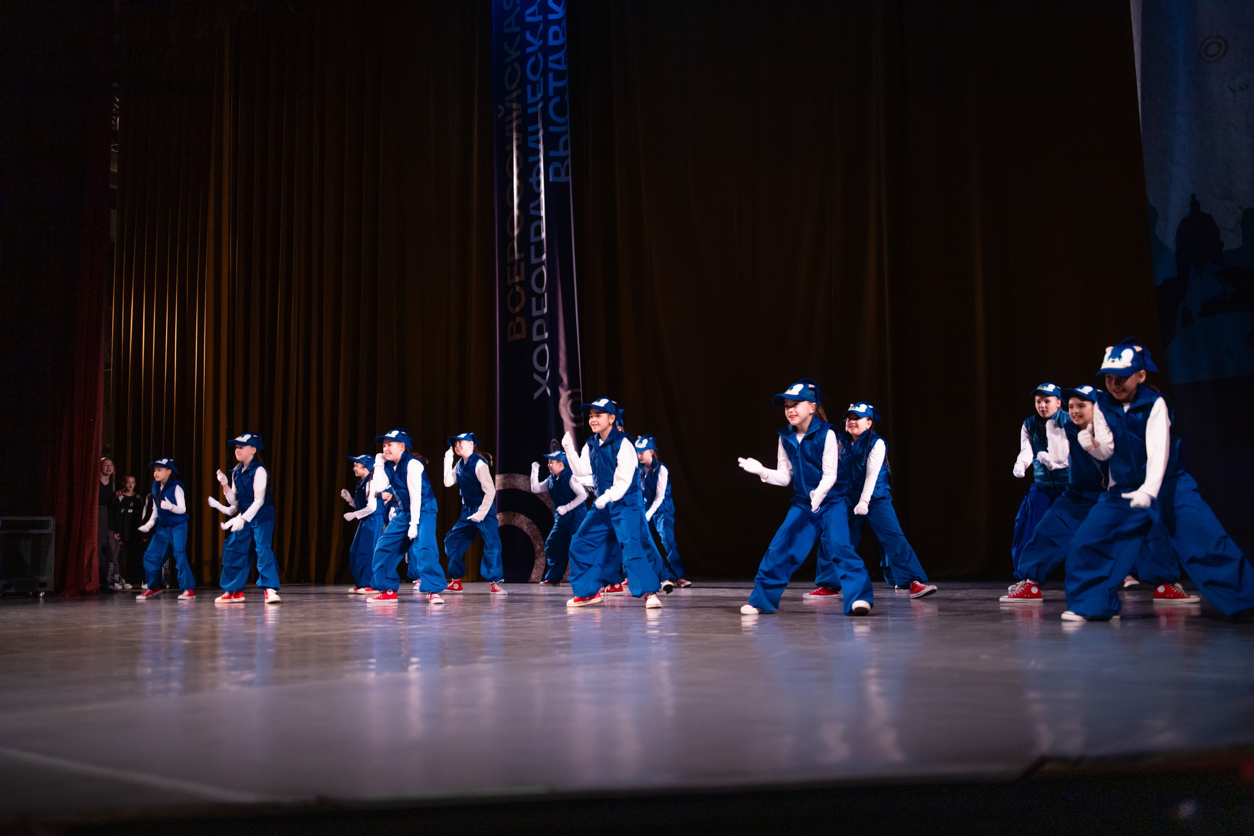 Общий план номера, где коллектив разделен на две взаимодействующие группы.