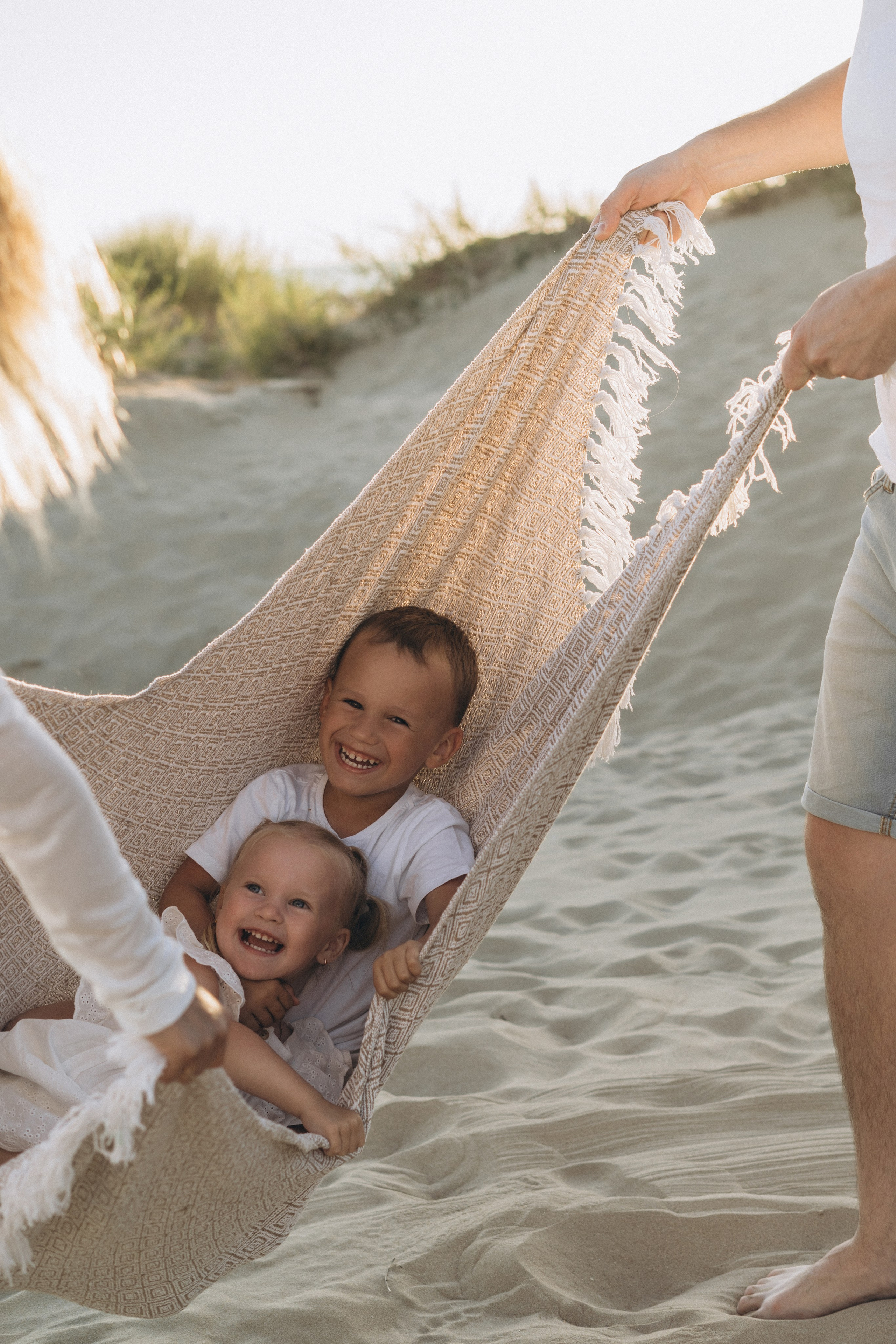 Фотограф на Голубицкой снял трогательный момент - малыш засыпает на папиной груди под шум волн