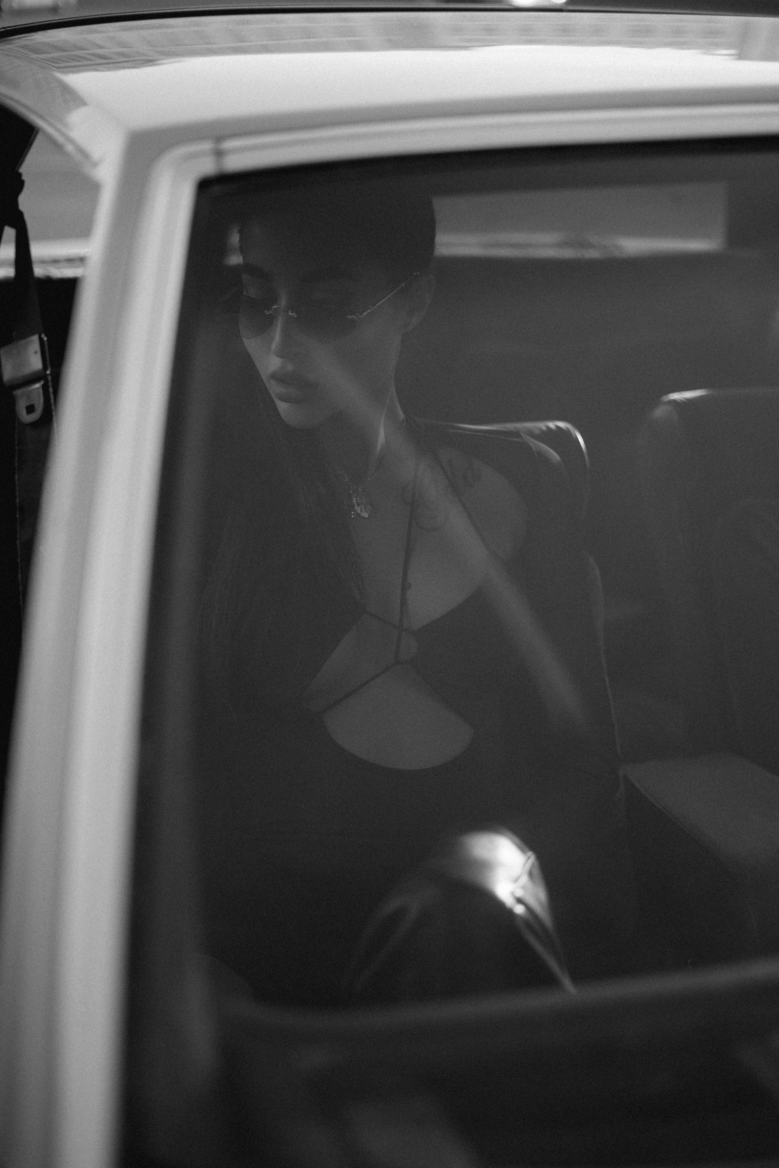 Стрит-фото девушки с татуировками на городской парковке - урбан стиль 