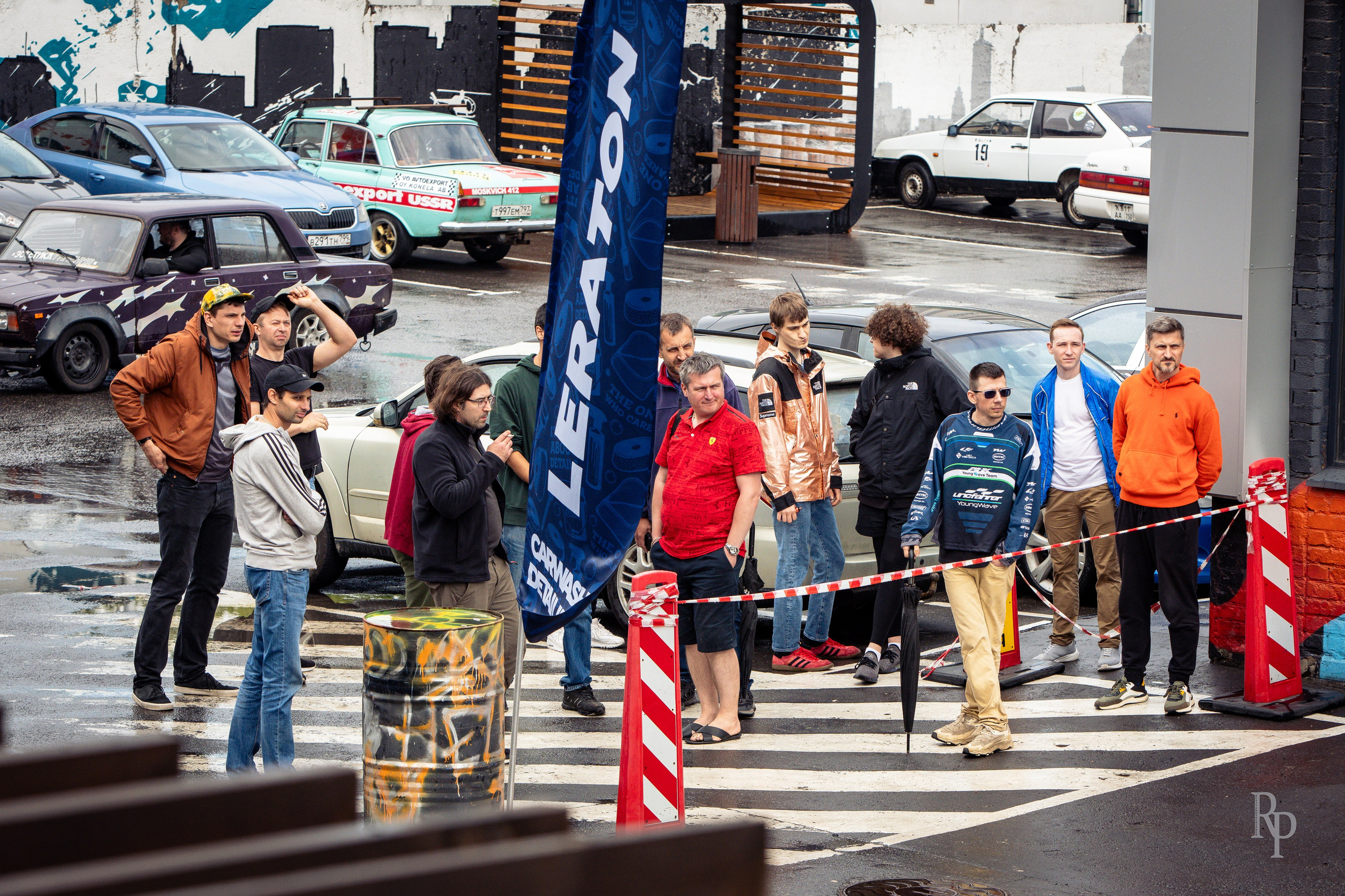 SHOWDOWN. Rusty Photographer