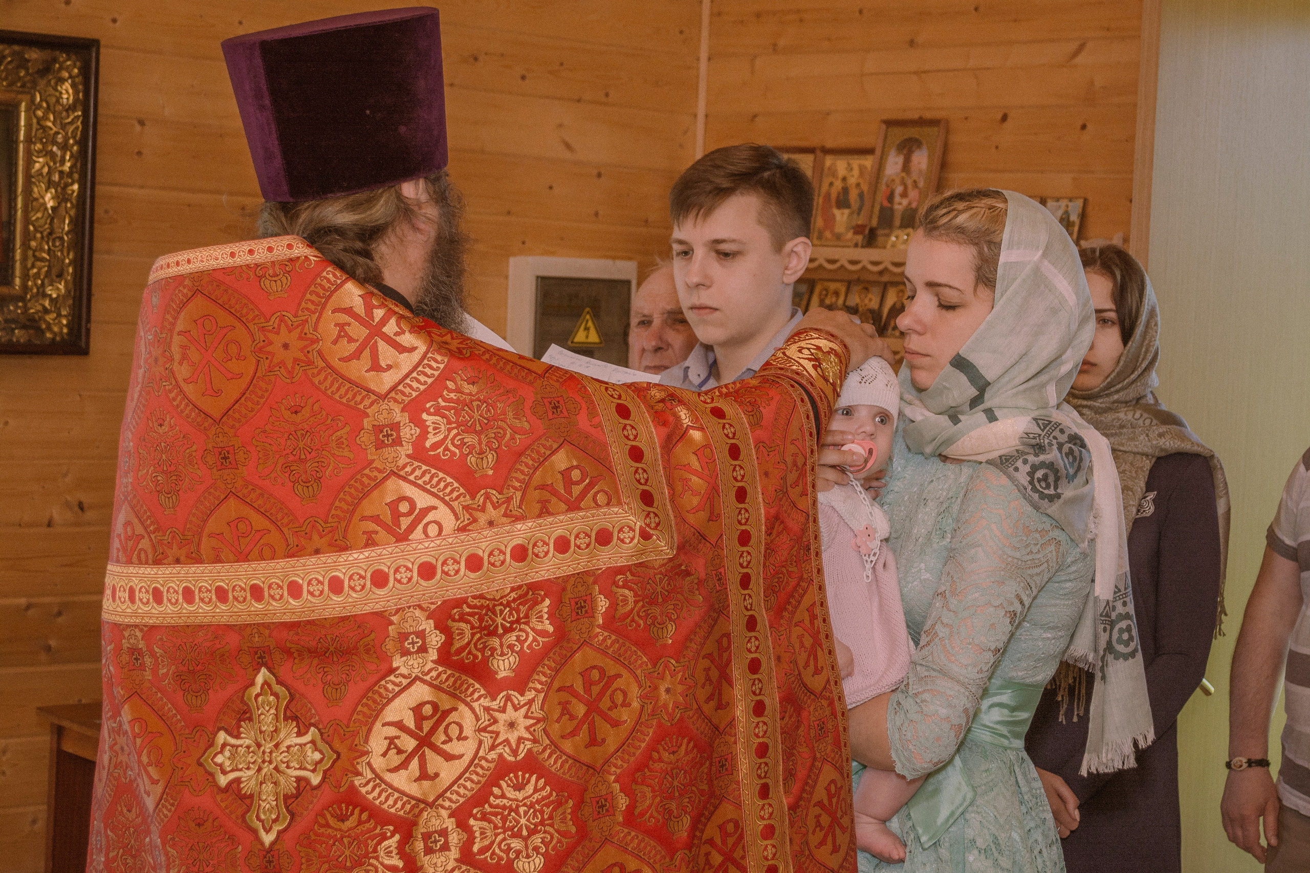 Крещение Василисы в храме Николая Чудотворца в д. Старый погост. Фотограф Евгений Егоров