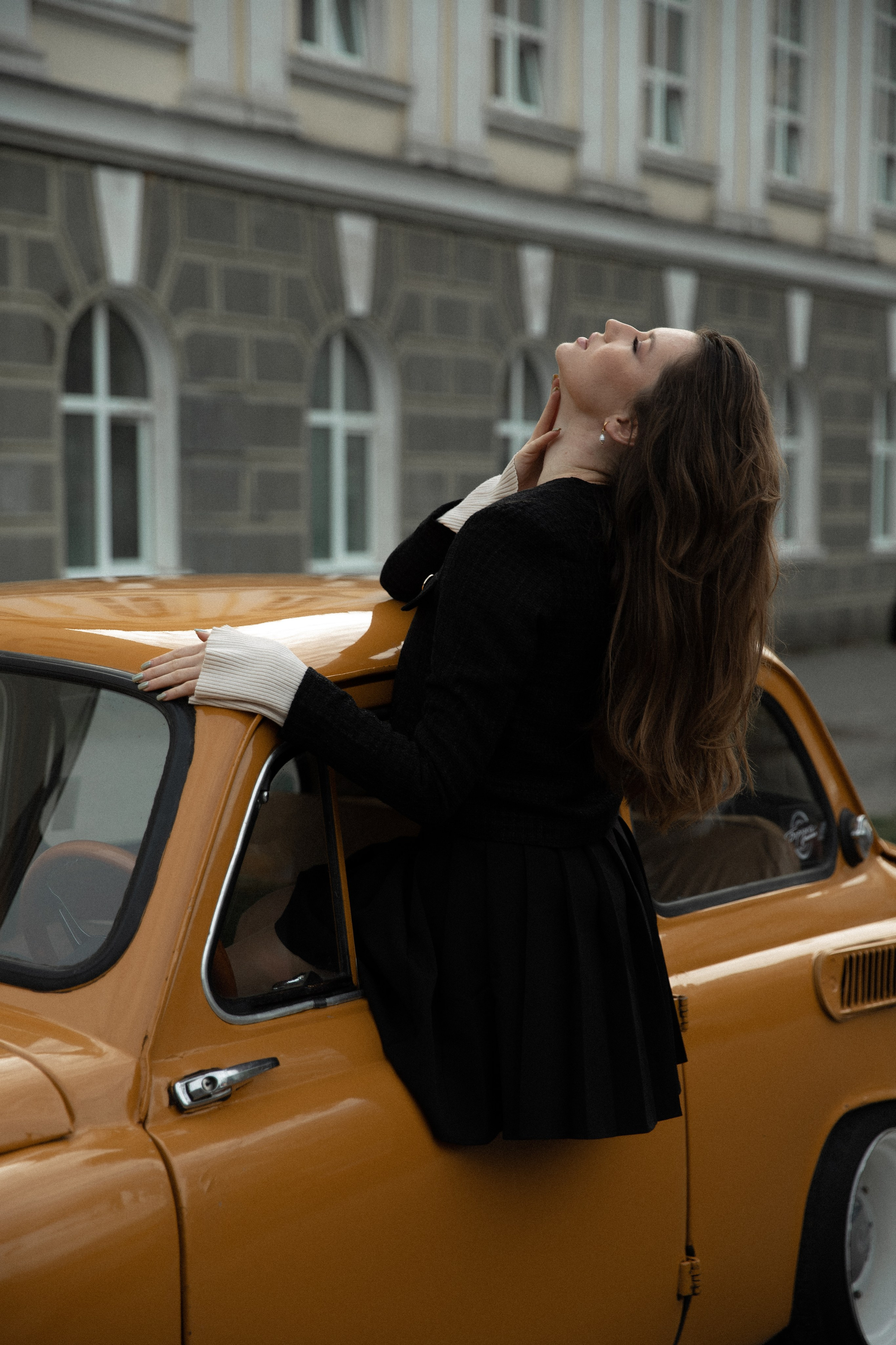 Женская фотосессия с ретро авто. Свадебный фотограф Бакрымова Валентина