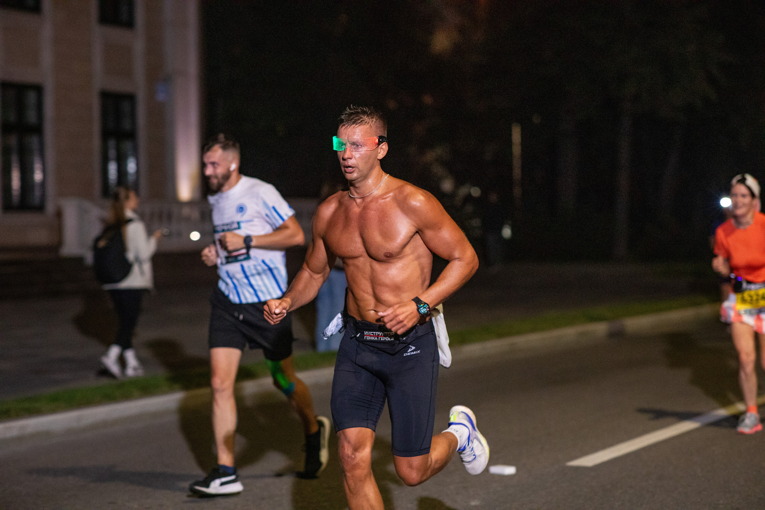Ночной забег в ленте фотографий бегунов 03.08.24. Фотограф Сергей Ловкий