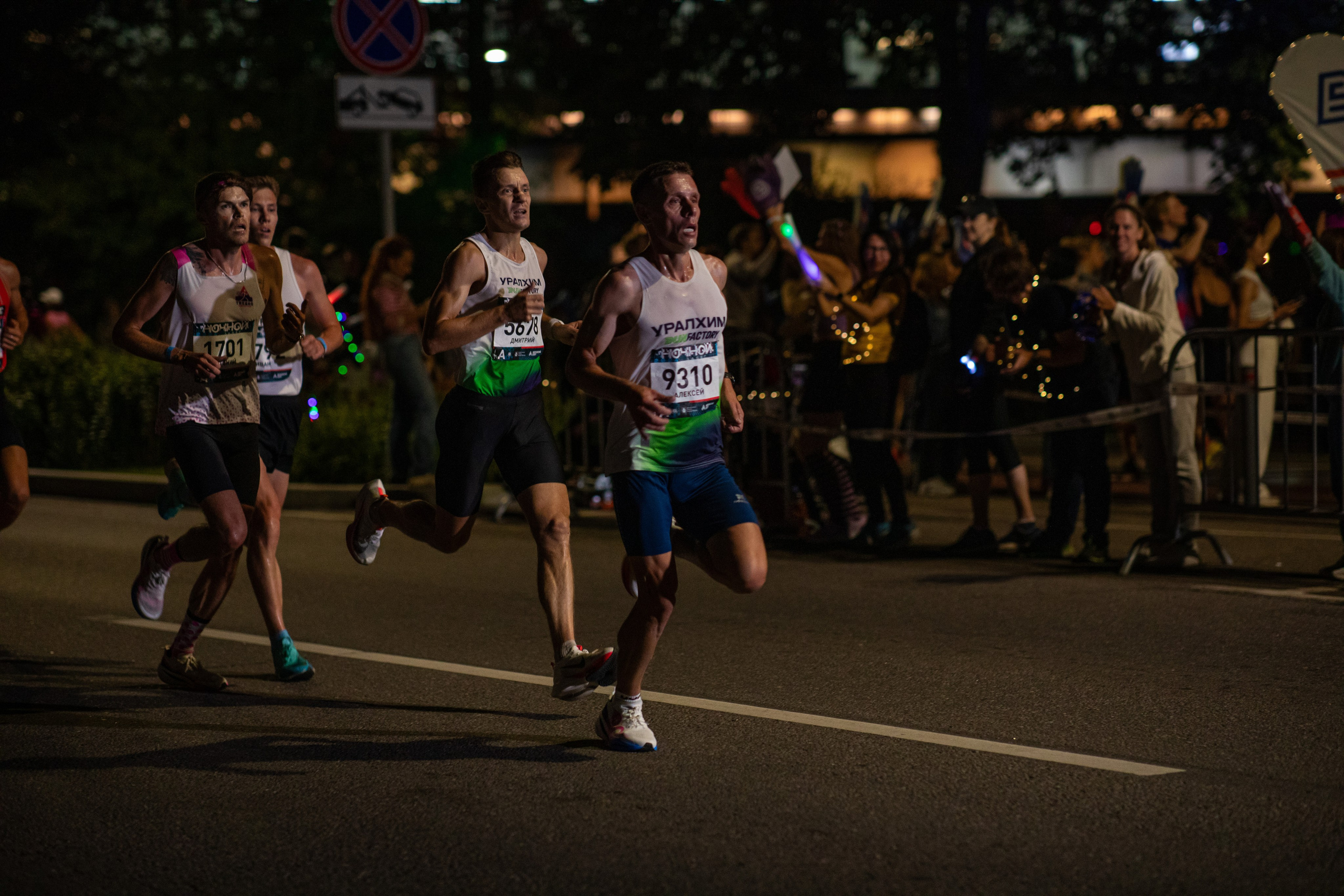 Ночной забег в ленте фотографий бегунов 03.08.24. Фотограф Сергей Ловкий