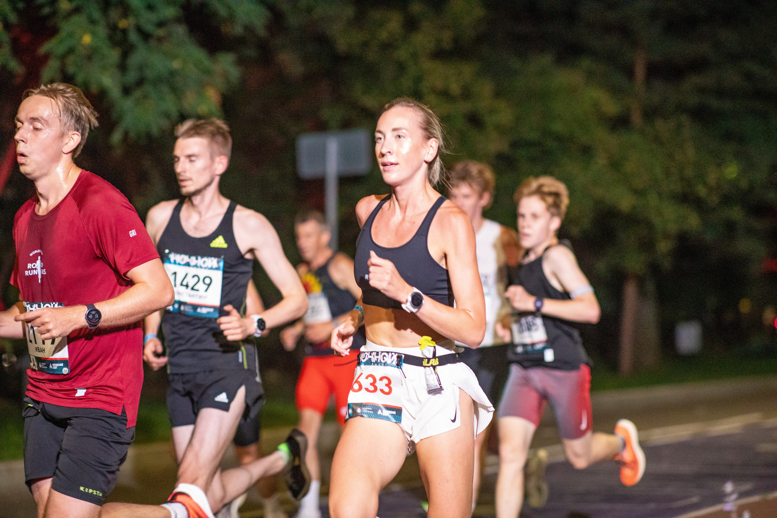Ночной забег в ленте фотографий бегунов 03.08.24. Фотограф Сергей Ловкий