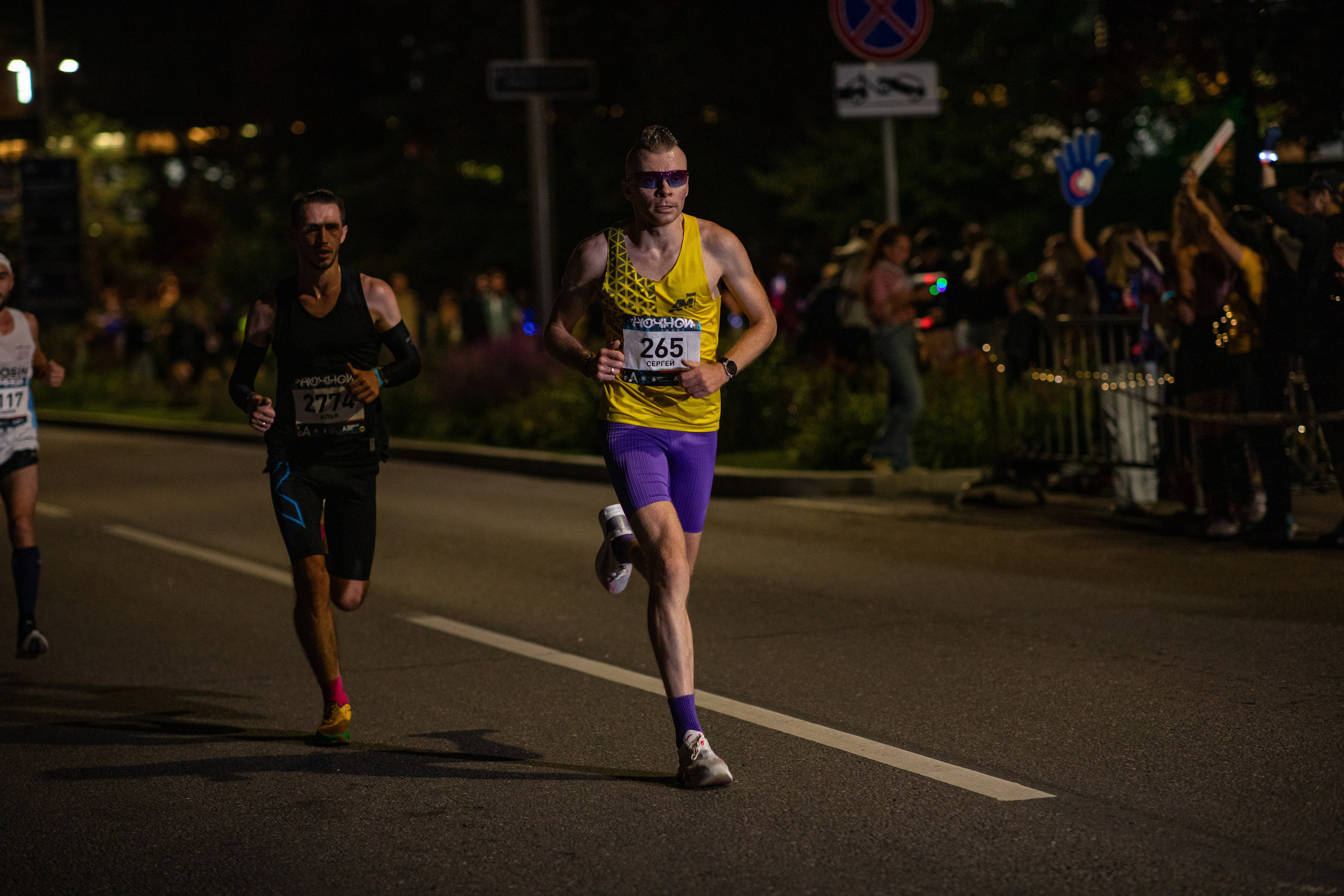 Ночной забег в ленте фотографий бегунов 03.08.24. Фотограф Сергей Ловкий