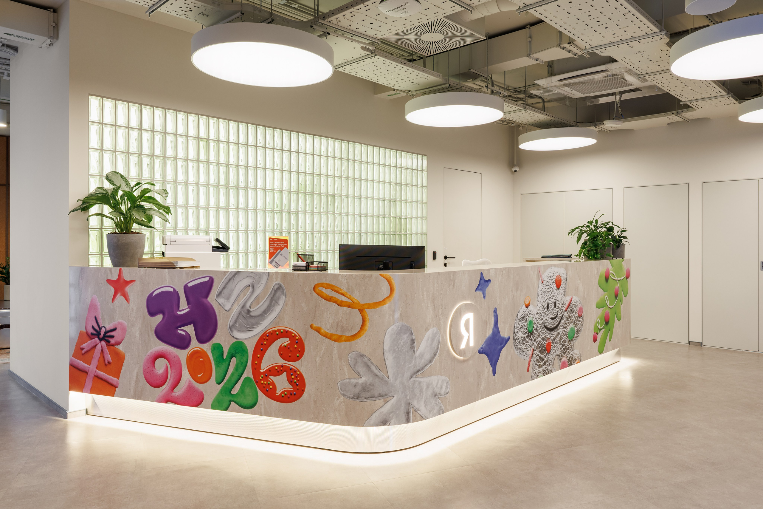 Стойки ресепшн, офис Яндекса