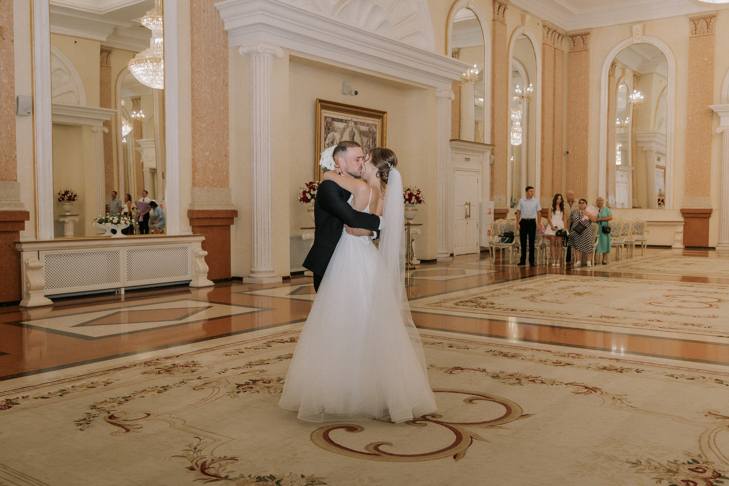 Свадебная прогулка Екатерины и Евгения. Свадебная фотография. Арина Рубах