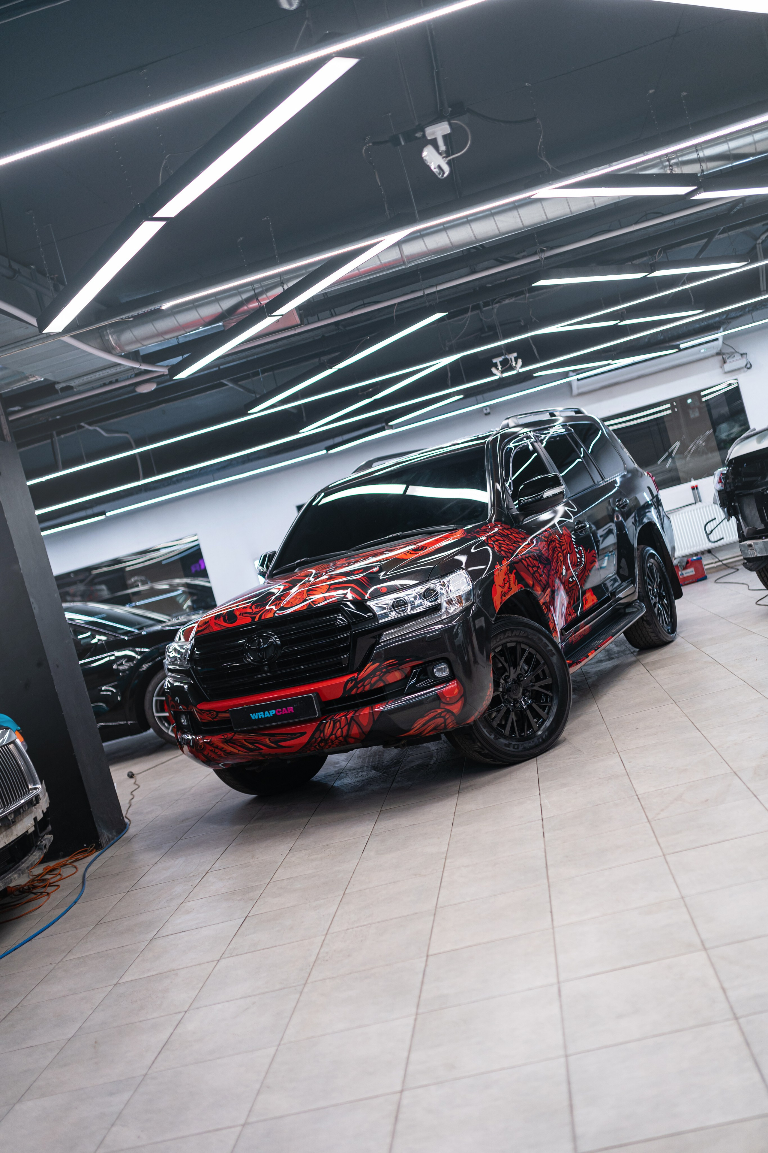 Винилография на Toyota Land Cruiser 200. Студия дизайна и оклейки авто Barmaley Design