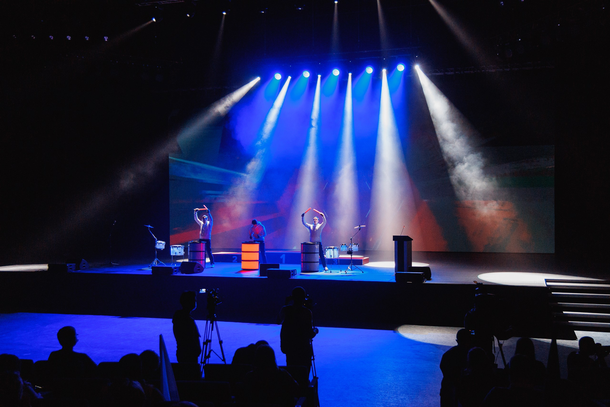 Панорамный вид на зал Экспо-Центра Екатеринбург во время работы форума 100+