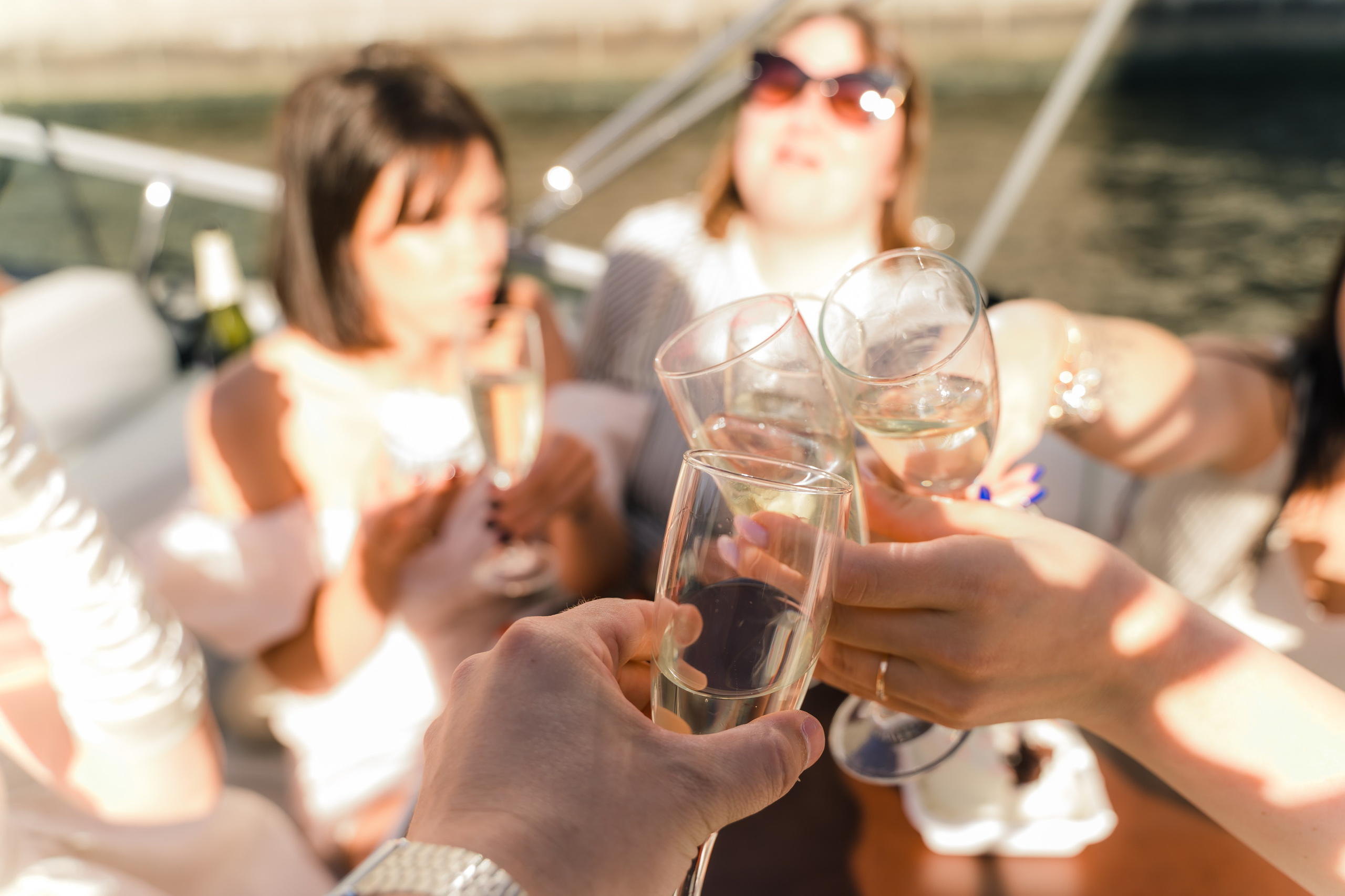 Фотосъемка девичника, встреча девушек, веселые женские портреты