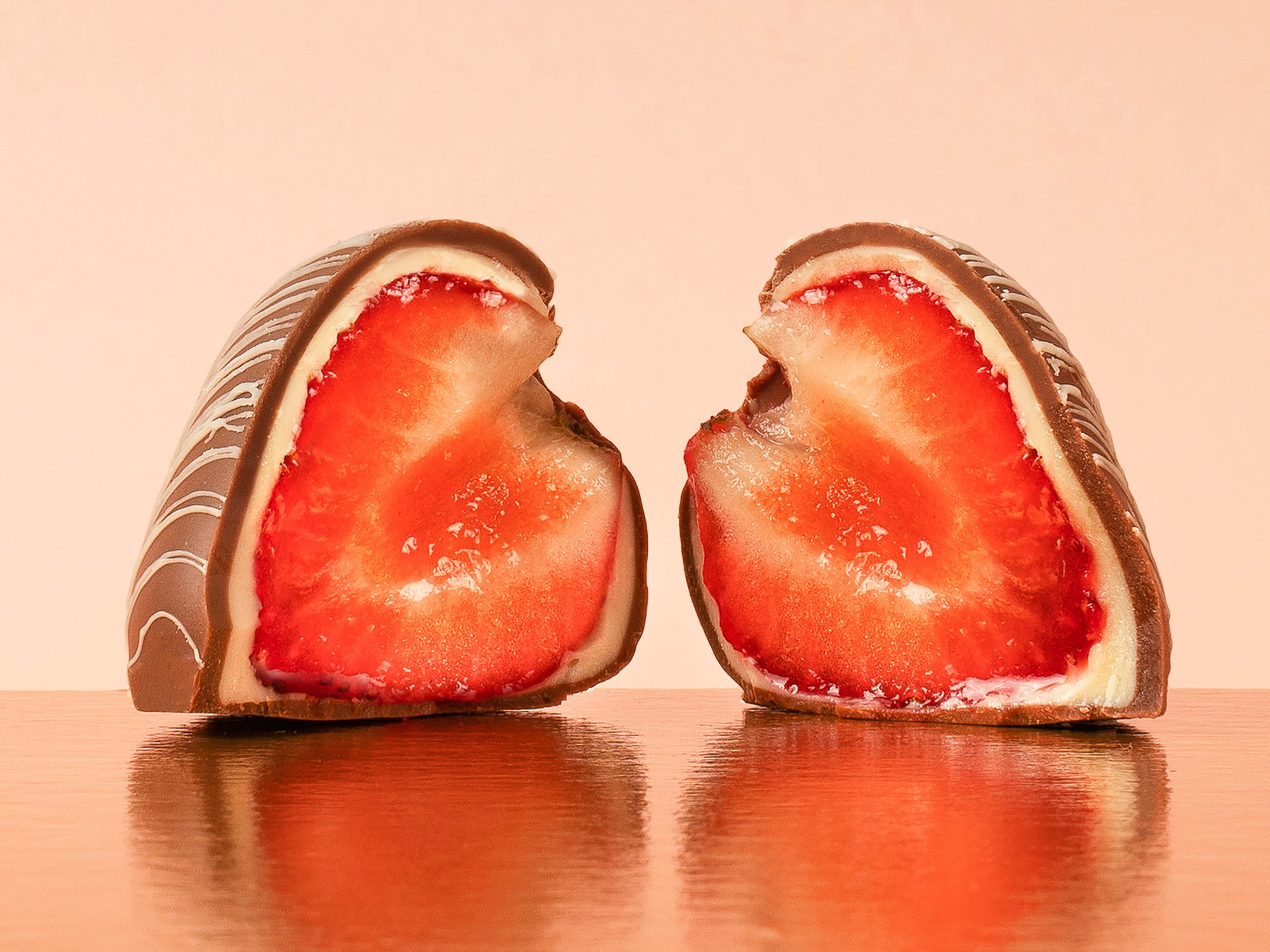 свежая ягода клубники в разрезе